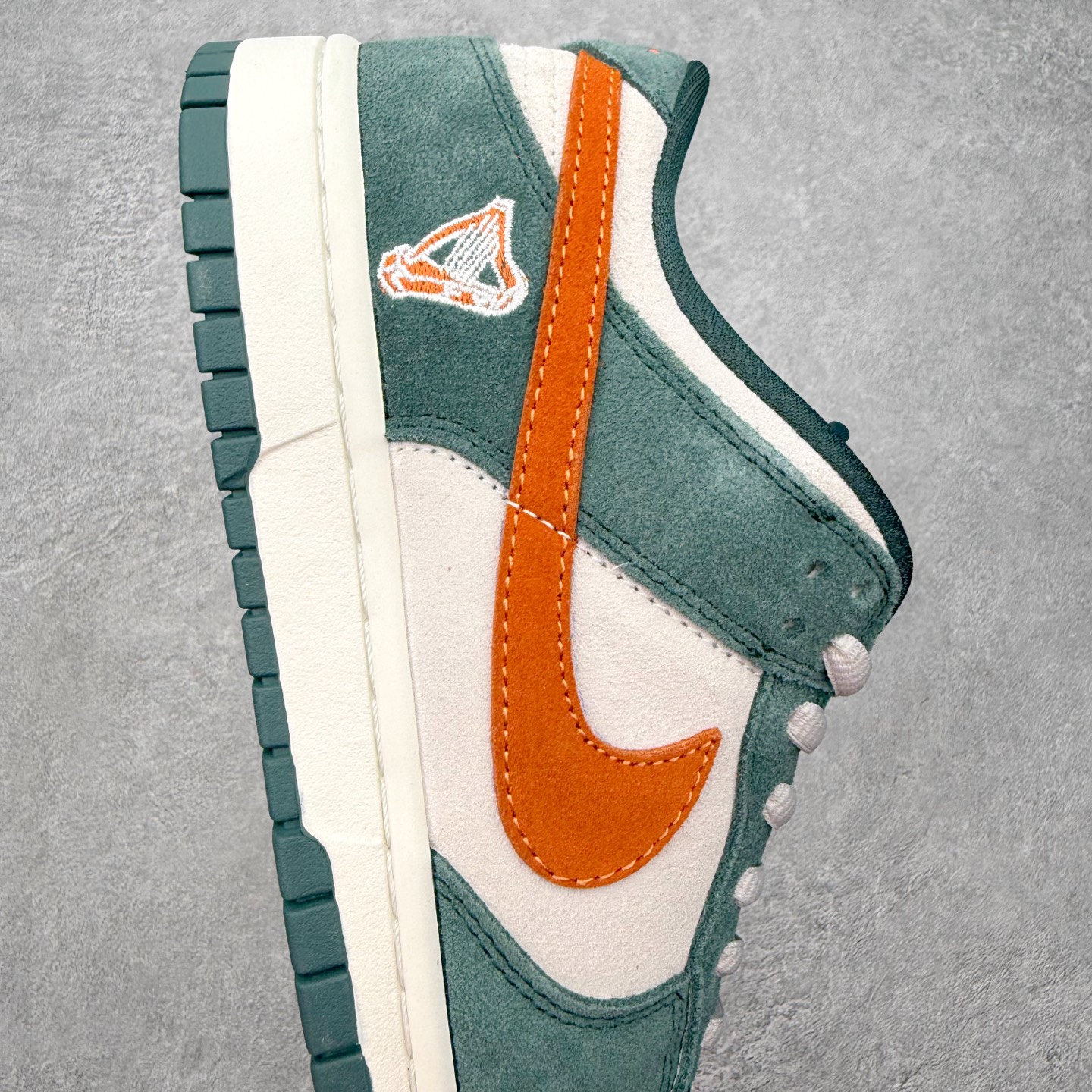图片[6]-＃SS史诗 NK SB Dunk Low 潮流时尚舒适防滑耐磨低帮板鞋 全网最全Dunk系列配色 实力大厂出品 新配色陆续开发 利润个位数只为口碑 超强性价比 全套原纸板楦头开发 确保原汁原味 完美呈现DUNK版型 一比一鞋头弧度高度鞋身弧度 此版本只针对中端市场 皮料材质有所更替 其他数据细节工艺流程均保持一致 绝不口嗨 细节品控鞋型随意对比 独家私模官方第六代原厂航空铝磨具打磨大底 鞋头坡度极致还原 无解鞋型 原盒原配 圈内天花板工艺 原厂玻璃冲刀 超高清洁度 全鞋零毛边皮料切割 原厂中底布点胶 中底布拉帮走线遵循公司 尺码：36 36.5 37.5 38 38.5 39 40 40.5 41 42 42.5 43 44 44.5 45 46-选品中心