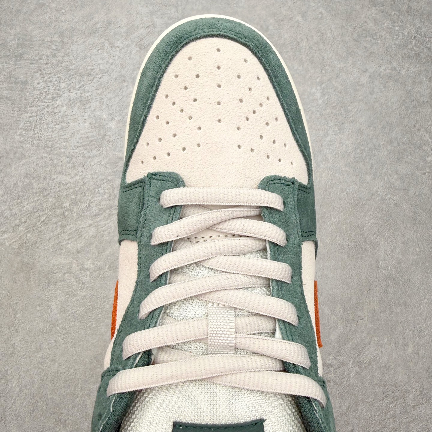 图片[4]-＃SS史诗 NK SB Dunk Low 潮流时尚舒适防滑耐磨低帮板鞋 全网最全Dunk系列配色 实力大厂出品 新配色陆续开发 利润个位数只为口碑 超强性价比 全套原纸板楦头开发 确保原汁原味 完美呈现DUNK版型 一比一鞋头弧度高度鞋身弧度 此版本只针对中端市场 皮料材质有所更替 其他数据细节工艺流程均保持一致 绝不口嗨 细节品控鞋型随意对比 独家私模官方第六代原厂航空铝磨具打磨大底 鞋头坡度极致还原 无解鞋型 原盒原配 圈内天花板工艺 原厂玻璃冲刀 超高清洁度 全鞋零毛边皮料切割 原厂中底布点胶 中底布拉帮走线遵循公司 尺码：36 36.5 37.5 38 38.5 39 40 40.5 41 42 42.5 43 44 44.5 45 46-选品中心