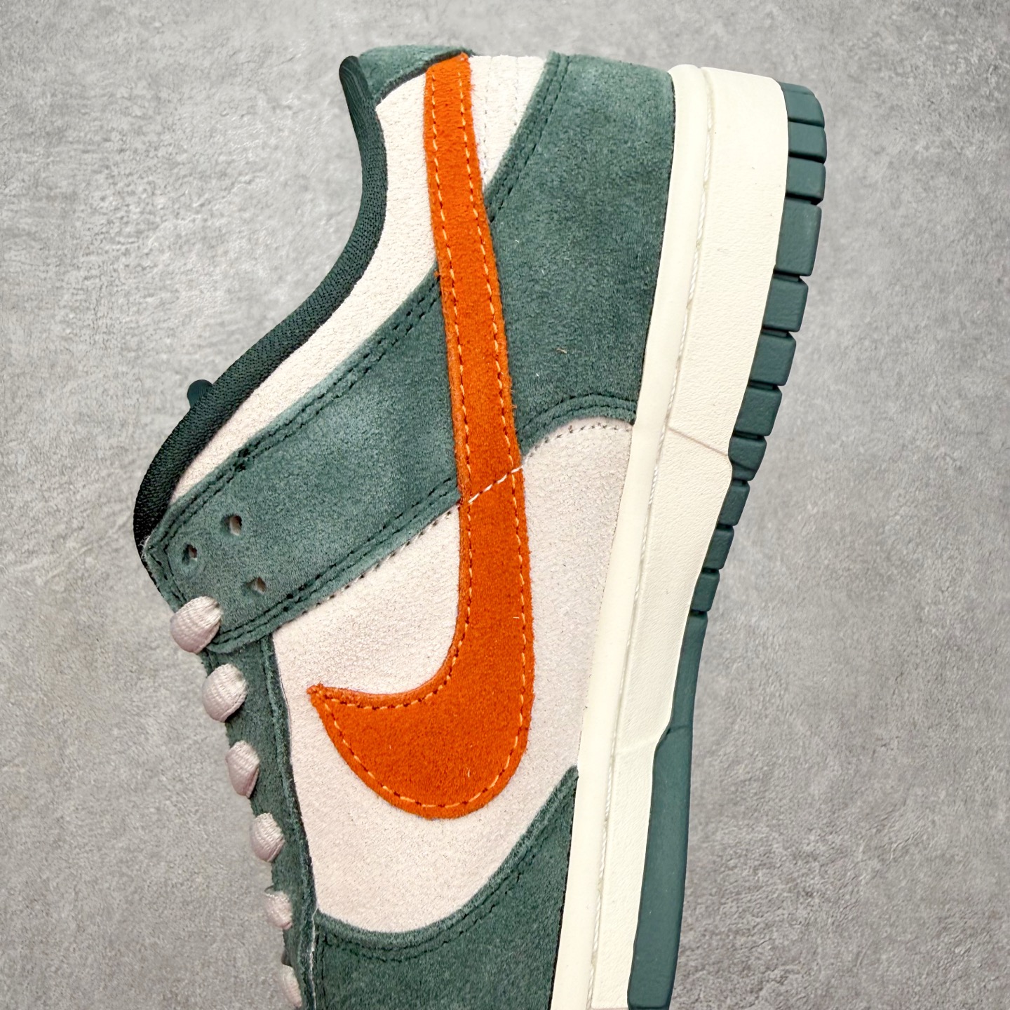 图片[7]-＃SS史诗 NK SB Dunk Low 潮流时尚舒适防滑耐磨低帮板鞋 全网最全Dunk系列配色 实力大厂出品 新配色陆续开发 利润个位数只为口碑 超强性价比 全套原纸板楦头开发 确保原汁原味 完美呈现DUNK版型 一比一鞋头弧度高度鞋身弧度 此版本只针对中端市场 皮料材质有所更替 其他数据细节工艺流程均保持一致 绝不口嗨 细节品控鞋型随意对比 独家私模官方第六代原厂航空铝磨具打磨大底 鞋头坡度极致还原 无解鞋型 原盒原配 圈内天花板工艺 原厂玻璃冲刀 超高清洁度 全鞋零毛边皮料切割 原厂中底布点胶 中底布拉帮走线遵循公司 尺码：36 36.5 37.5 38 38.5 39 40 40.5 41 42 42.5 43 44 44.5 45 46-选品中心