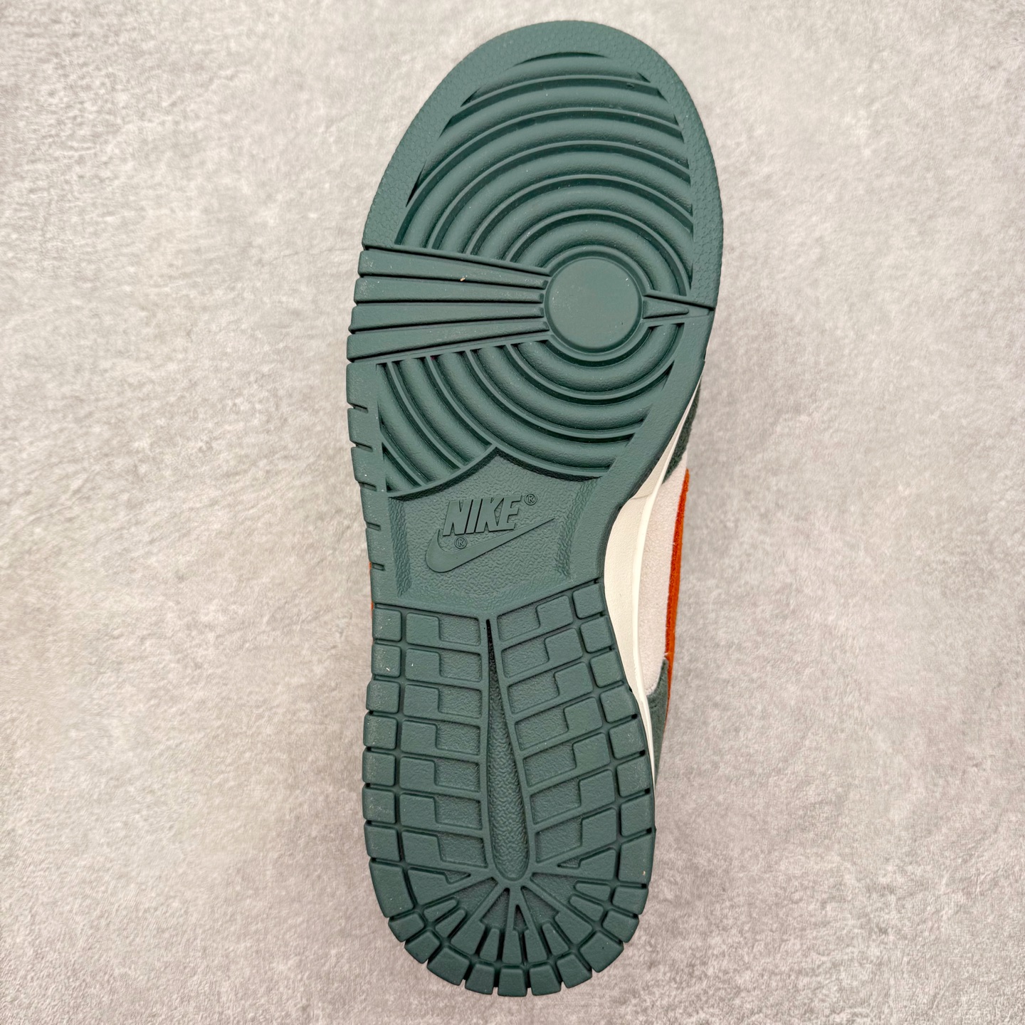 图片[9]-＃SS史诗 NK SB Dunk Low 潮流时尚舒适防滑耐磨低帮板鞋 全网最全Dunk系列配色 实力大厂出品 新配色陆续开发 利润个位数只为口碑 超强性价比 全套原纸板楦头开发 确保原汁原味 完美呈现DUNK版型 一比一鞋头弧度高度鞋身弧度 此版本只针对中端市场 皮料材质有所更替 其他数据细节工艺流程均保持一致 绝不口嗨 细节品控鞋型随意对比 独家私模官方第六代原厂航空铝磨具打磨大底 鞋头坡度极致还原 无解鞋型 原盒原配 圈内天花板工艺 原厂玻璃冲刀 超高清洁度 全鞋零毛边皮料切割 原厂中底布点胶 中底布拉帮走线遵循公司 尺码：36 36.5 37.5 38 38.5 39 40 40.5 41 42 42.5 43 44 44.5 45 46-选品中心