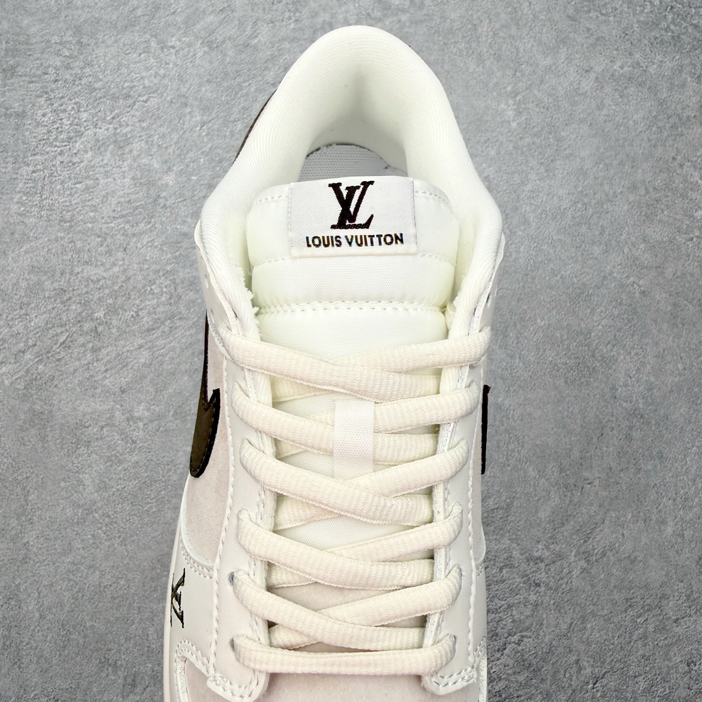 图片[5]-＃SS史诗 NK Dunk Low 潮流时尚舒适防滑耐磨低帮板鞋 全网最全Dunk系列配色 实力大厂出品 新配色陆续开发 利润个位数只为口碑 超强性价比 全套原纸板楦头开发 确保原汁原味 完美呈现DUNK版型 一比一鞋头弧度高度鞋身弧度 此版本只针对中端市场 皮料材质有所更替 其他数据细节工艺流程均保持一致 绝不口嗨 细节品控鞋型随意对比 独家私模官方第六代原厂航空铝磨具打磨大底 鞋头坡度极致还原 无解鞋型 原盒原配 圈内天花板工艺 原厂玻璃冲刀 超高清洁度 全鞋零毛边皮料切割 原厂中底布点胶 中底布拉帮走线遵循公司 尺码：36 36.5 37.5 38 38.5 39 40 40.5 41 42 42.5 43 44 44.5 45 46-选品中心