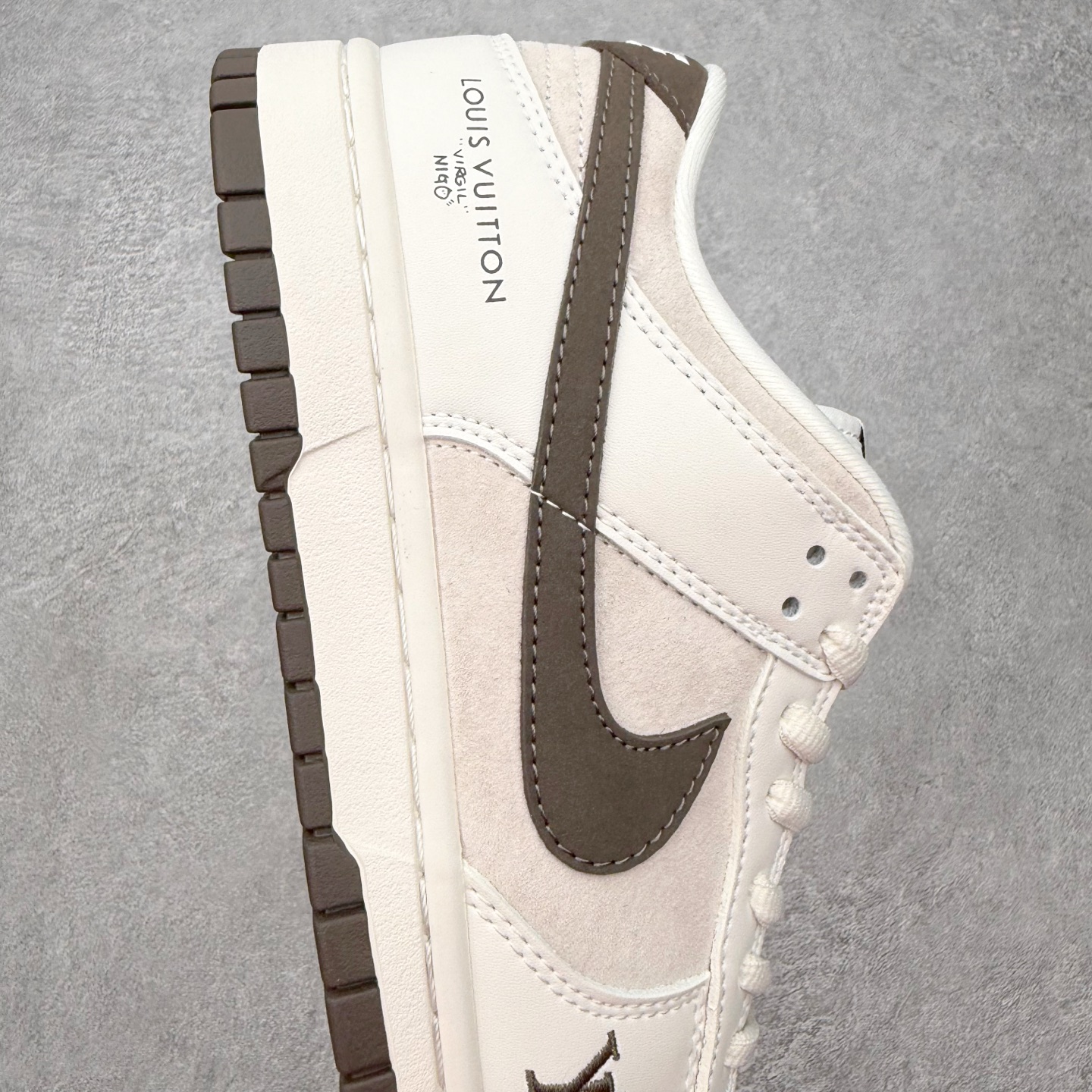 图片[6]-＃SS史诗 NK Dunk Low 潮流时尚舒适防滑耐磨低帮板鞋 全网最全Dunk系列配色 实力大厂出品 新配色陆续开发 利润个位数只为口碑 超强性价比 全套原纸板楦头开发 确保原汁原味 完美呈现DUNK版型 一比一鞋头弧度高度鞋身弧度 此版本只针对中端市场 皮料材质有所更替 其他数据细节工艺流程均保持一致 绝不口嗨 细节品控鞋型随意对比 独家私模官方第六代原厂航空铝磨具打磨大底 鞋头坡度极致还原 无解鞋型 原盒原配 圈内天花板工艺 原厂玻璃冲刀 超高清洁度 全鞋零毛边皮料切割 原厂中底布点胶 中底布拉帮走线遵循公司 尺码：36 36.5 37.5 38 38.5 39 40 40.5 41 42 42.5 43 44 44.5 45 46-选品中心
