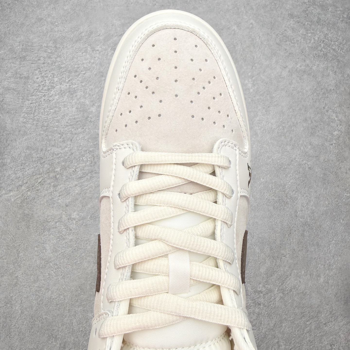 图片[4]-＃SS史诗 NK Dunk Low 潮流时尚舒适防滑耐磨低帮板鞋 全网最全Dunk系列配色 实力大厂出品 新配色陆续开发 利润个位数只为口碑 超强性价比 全套原纸板楦头开发 确保原汁原味 完美呈现DUNK版型 一比一鞋头弧度高度鞋身弧度 此版本只针对中端市场 皮料材质有所更替 其他数据细节工艺流程均保持一致 绝不口嗨 细节品控鞋型随意对比 独家私模官方第六代原厂航空铝磨具打磨大底 鞋头坡度极致还原 无解鞋型 原盒原配 圈内天花板工艺 原厂玻璃冲刀 超高清洁度 全鞋零毛边皮料切割 原厂中底布点胶 中底布拉帮走线遵循公司 尺码：36 36.5 37.5 38 38.5 39 40 40.5 41 42 42.5 43 44 44.5 45 46-选品中心