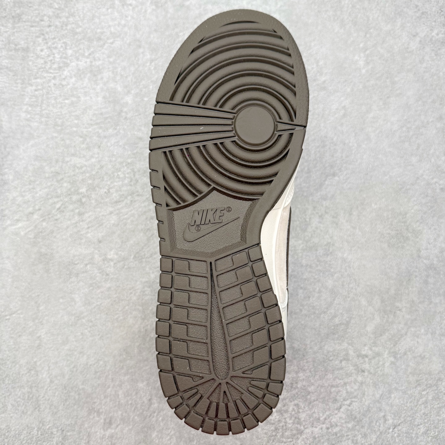 图片[9]-＃SS史诗 NK Dunk Low 潮流时尚舒适防滑耐磨低帮板鞋 全网最全Dunk系列配色 实力大厂出品 新配色陆续开发 利润个位数只为口碑 超强性价比 全套原纸板楦头开发 确保原汁原味 完美呈现DUNK版型 一比一鞋头弧度高度鞋身弧度 此版本只针对中端市场 皮料材质有所更替 其他数据细节工艺流程均保持一致 绝不口嗨 细节品控鞋型随意对比 独家私模官方第六代原厂航空铝磨具打磨大底 鞋头坡度极致还原 无解鞋型 原盒原配 圈内天花板工艺 原厂玻璃冲刀 超高清洁度 全鞋零毛边皮料切割 原厂中底布点胶 中底布拉帮走线遵循公司 尺码：36 36.5 37.5 38 38.5 39 40 40.5 41 42 42.5 43 44 44.5 45 46-选品中心