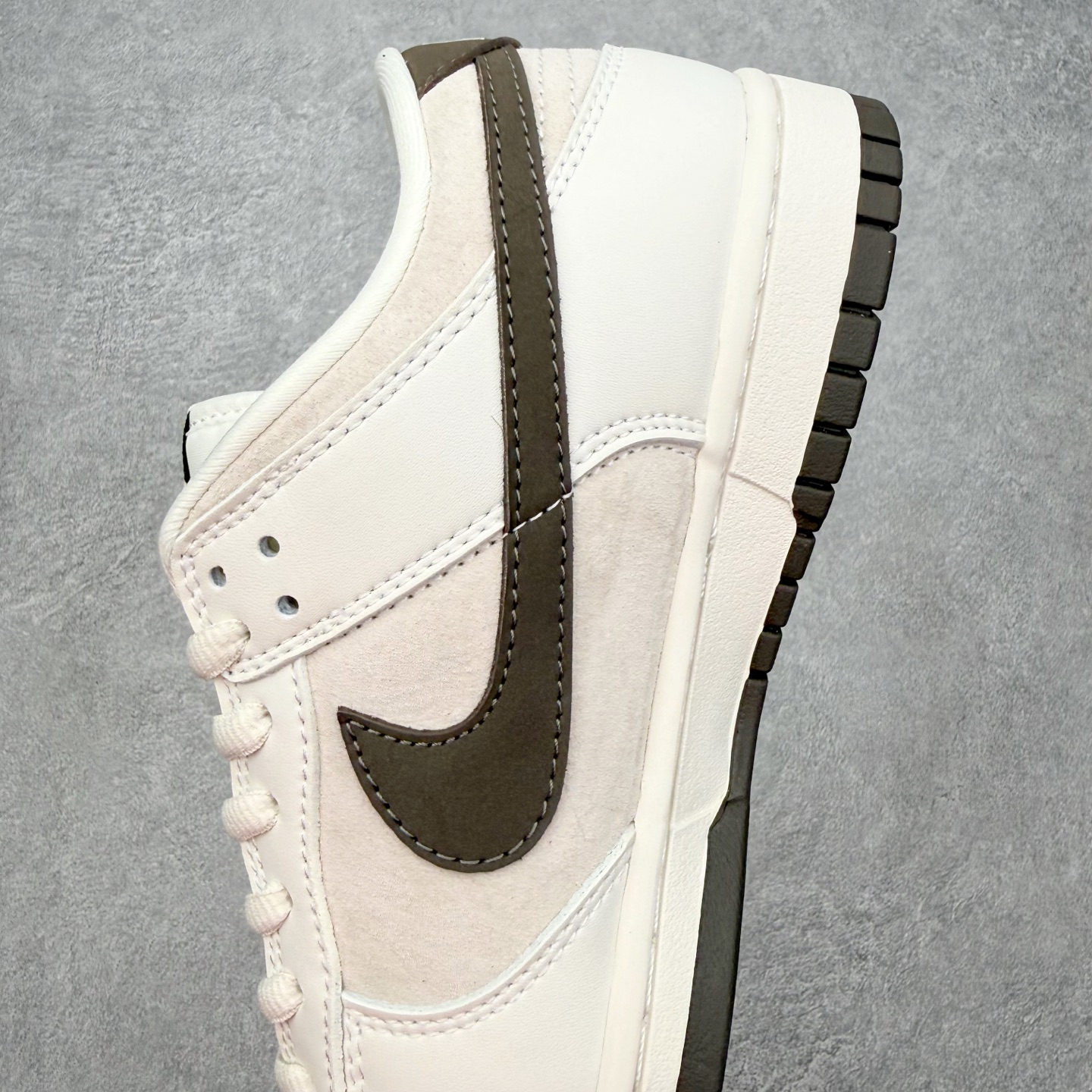 图片[7]-＃SS史诗 NK Dunk Low 潮流时尚舒适防滑耐磨低帮板鞋 全网最全Dunk系列配色 实力大厂出品 新配色陆续开发 利润个位数只为口碑 超强性价比 全套原纸板楦头开发 确保原汁原味 完美呈现DUNK版型 一比一鞋头弧度高度鞋身弧度 此版本只针对中端市场 皮料材质有所更替 其他数据细节工艺流程均保持一致 绝不口嗨 细节品控鞋型随意对比 独家私模官方第六代原厂航空铝磨具打磨大底 鞋头坡度极致还原 无解鞋型 原盒原配 圈内天花板工艺 原厂玻璃冲刀 超高清洁度 全鞋零毛边皮料切割 原厂中底布点胶 中底布拉帮走线遵循公司 尺码：36 36.5 37.5 38 38.5 39 40 40.5 41 42 42.5 43 44 44.5 45 46-选品中心