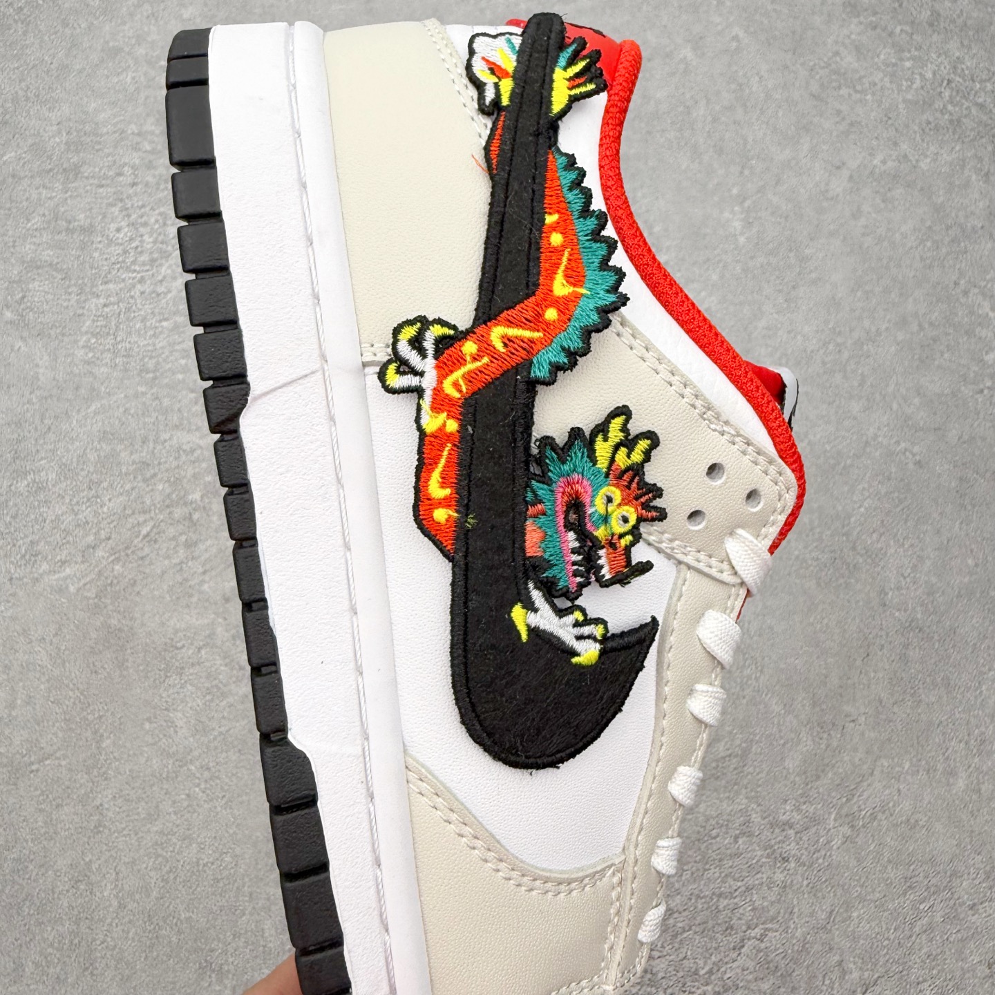 图片[6]-＃SS史诗 NK Dunk Low 潮流时尚舒适防滑耐磨低帮板鞋 全网最全Dunk系列配色 实力大厂出品 新配色陆续开发 利润个位数只为口碑 超强性价比 全套原纸板楦头开发 确保原汁原味 完美呈现DUNK版型 一比一鞋头弧度高度鞋身弧度 此版本只针对中端市场 皮料材质有所更替 其他数据细节工艺流程均保持一致 绝不口嗨 细节品控鞋型随意对比 独家私模官方第六代原厂航空铝磨具打磨大底 鞋头坡度极致还原 无解鞋型 原盒原配 圈内天花板工艺 原厂玻璃冲刀 超高清洁度 全鞋零毛边皮料切割 原厂中底布点胶 中底布拉帮走线遵循公司 尺码：36 36.5 37.5 38 38.5 39 40 40.5 41 42 42.5 43 44 44.5 45 46-选品中心