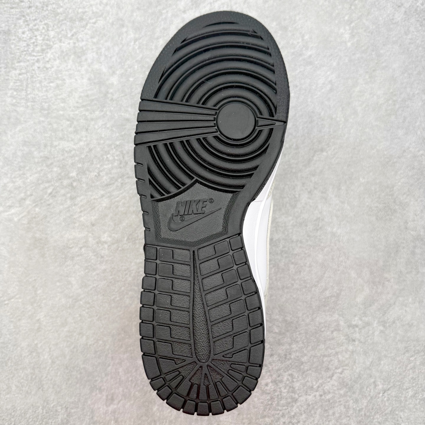 图片[9]-＃SS史诗 NK Dunk Low 潮流时尚舒适防滑耐磨低帮板鞋 全网最全Dunk系列配色 实力大厂出品 新配色陆续开发 利润个位数只为口碑 超强性价比 全套原纸板楦头开发 确保原汁原味 完美呈现DUNK版型 一比一鞋头弧度高度鞋身弧度 此版本只针对中端市场 皮料材质有所更替 其他数据细节工艺流程均保持一致 绝不口嗨 细节品控鞋型随意对比 独家私模官方第六代原厂航空铝磨具打磨大底 鞋头坡度极致还原 无解鞋型 原盒原配 圈内天花板工艺 原厂玻璃冲刀 超高清洁度 全鞋零毛边皮料切割 原厂中底布点胶 中底布拉帮走线遵循公司 尺码：36 36.5 37.5 38 38.5 39 40 40.5 41 42 42.5 43 44 44.5 45 46-选品中心