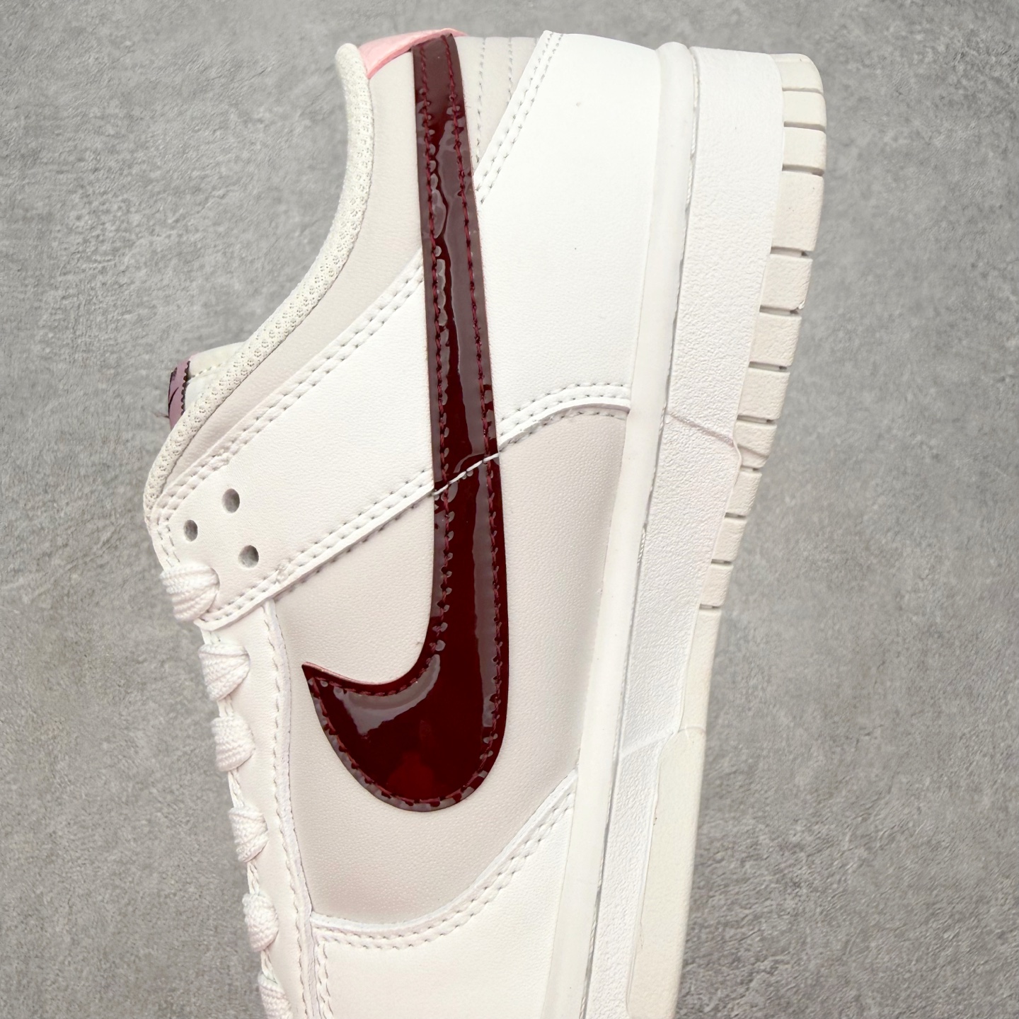 图片[7]-＃SS史诗 NK Dunk Low 潮流时尚舒适防滑耐磨低帮板鞋 全网最全Dunk系列配色 实力大厂出品 新配色陆续开发 利润个位数只为口碑 超强性价比 全套原纸板楦头开发 确保原汁原味 完美呈现DUNK版型 一比一鞋头弧度高度鞋身弧度 此版本只针对中端市场 皮料材质有所更替 其他数据细节工艺流程均保持一致 绝不口嗨 细节品控鞋型随意对比 独家私模官方第六代原厂航空铝磨具打磨大底 鞋头坡度极致还原 无解鞋型 原盒原配 圈内天花板工艺 原厂玻璃冲刀 超高清洁度 全鞋零毛边皮料切割 原厂中底布点胶 中底布拉帮走线遵循公司 尺码：36 36.5 37.5 38 38.5 39 40 40.5 41 42 42.5 43 44 44.5 45 46-选品中心