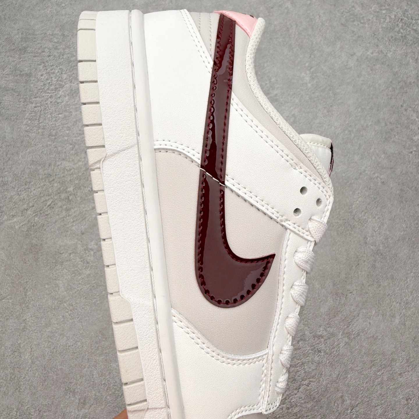 图片[6]-＃SS史诗 NK Dunk Low 潮流时尚舒适防滑耐磨低帮板鞋 全网最全Dunk系列配色 实力大厂出品 新配色陆续开发 利润个位数只为口碑 超强性价比 全套原纸板楦头开发 确保原汁原味 完美呈现DUNK版型 一比一鞋头弧度高度鞋身弧度 此版本只针对中端市场 皮料材质有所更替 其他数据细节工艺流程均保持一致 绝不口嗨 细节品控鞋型随意对比 独家私模官方第六代原厂航空铝磨具打磨大底 鞋头坡度极致还原 无解鞋型 原盒原配 圈内天花板工艺 原厂玻璃冲刀 超高清洁度 全鞋零毛边皮料切割 原厂中底布点胶 中底布拉帮走线遵循公司 尺码：36 36.5 37.5 38 38.5 39 40 40.5 41 42 42.5 43 44 44.5 45 46-选品中心