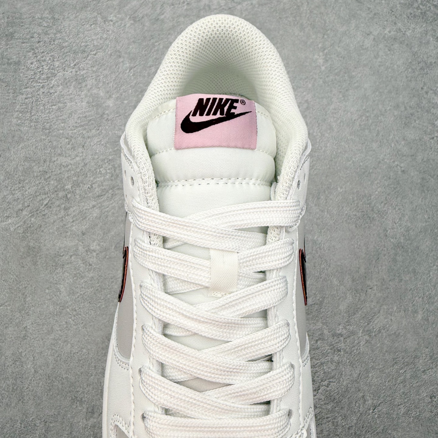 图片[5]-＃SS史诗 NK Dunk Low 潮流时尚舒适防滑耐磨低帮板鞋 全网最全Dunk系列配色 实力大厂出品 新配色陆续开发 利润个位数只为口碑 超强性价比 全套原纸板楦头开发 确保原汁原味 完美呈现DUNK版型 一比一鞋头弧度高度鞋身弧度 此版本只针对中端市场 皮料材质有所更替 其他数据细节工艺流程均保持一致 绝不口嗨 细节品控鞋型随意对比 独家私模官方第六代原厂航空铝磨具打磨大底 鞋头坡度极致还原 无解鞋型 原盒原配 圈内天花板工艺 原厂玻璃冲刀 超高清洁度 全鞋零毛边皮料切割 原厂中底布点胶 中底布拉帮走线遵循公司 尺码：36 36.5 37.5 38 38.5 39 40 40.5 41 42 42.5 43 44 44.5 45 46-选品中心