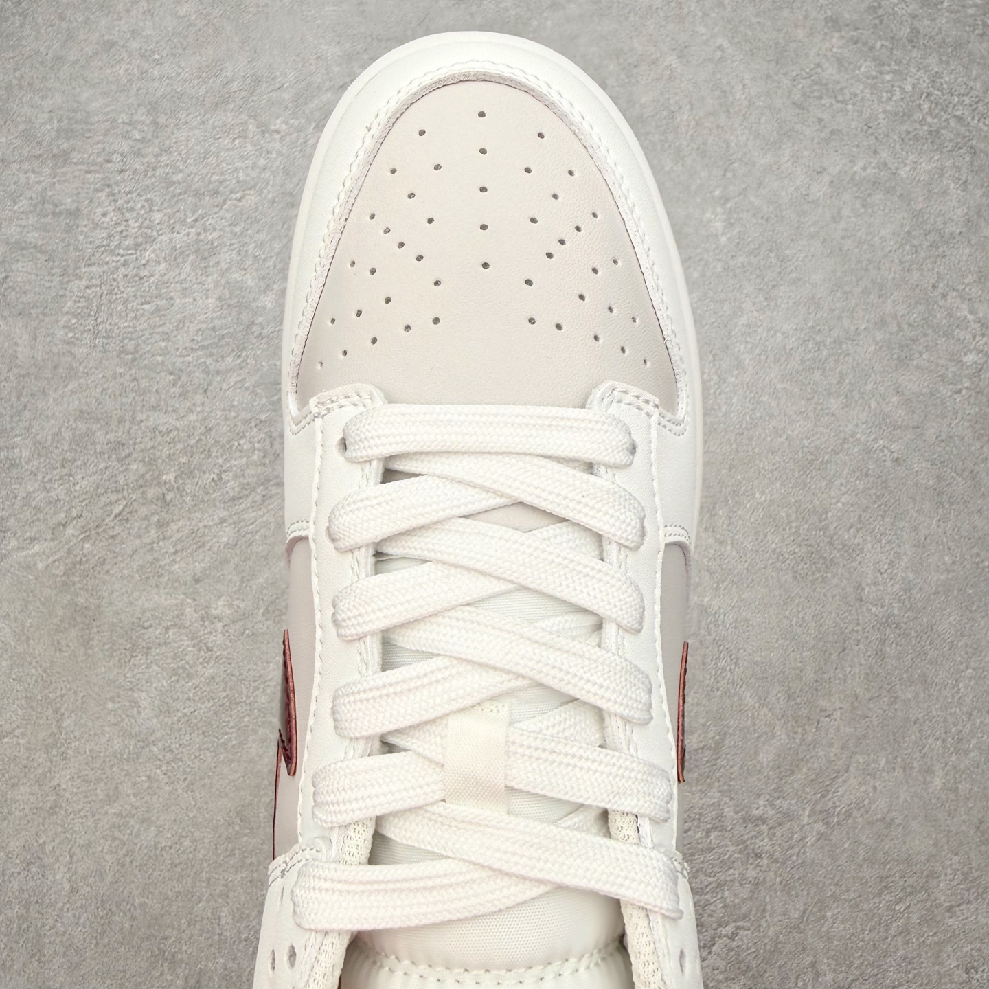 图片[4]-＃SS史诗 NK Dunk Low 潮流时尚舒适防滑耐磨低帮板鞋 全网最全Dunk系列配色 实力大厂出品 新配色陆续开发 利润个位数只为口碑 超强性价比 全套原纸板楦头开发 确保原汁原味 完美呈现DUNK版型 一比一鞋头弧度高度鞋身弧度 此版本只针对中端市场 皮料材质有所更替 其他数据细节工艺流程均保持一致 绝不口嗨 细节品控鞋型随意对比 独家私模官方第六代原厂航空铝磨具打磨大底 鞋头坡度极致还原 无解鞋型 原盒原配 圈内天花板工艺 原厂玻璃冲刀 超高清洁度 全鞋零毛边皮料切割 原厂中底布点胶 中底布拉帮走线遵循公司 尺码：36 36.5 37.5 38 38.5 39 40 40.5 41 42 42.5 43 44 44.5 45 46-选品中心