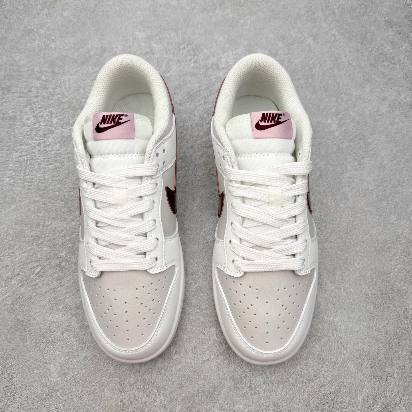 图片[2]-＃SS史诗 NK Dunk Low 潮流时尚舒适防滑耐磨低帮板鞋 全网最全Dunk系列配色 实力大厂出品 新配色陆续开发 利润个位数只为口碑 超强性价比 全套原纸板楦头开发 确保原汁原味 完美呈现DUNK版型 一比一鞋头弧度高度鞋身弧度 此版本只针对中端市场 皮料材质有所更替 其他数据细节工艺流程均保持一致 绝不口嗨 细节品控鞋型随意对比 独家私模官方第六代原厂航空铝磨具打磨大底 鞋头坡度极致还原 无解鞋型 原盒原配 圈内天花板工艺 原厂玻璃冲刀 超高清洁度 全鞋零毛边皮料切割 原厂中底布点胶 中底布拉帮走线遵循公司 尺码：36 36.5 37.5 38 38.5 39 40 40.5 41 42 42.5 43 44 44.5 45 46-选品中心
