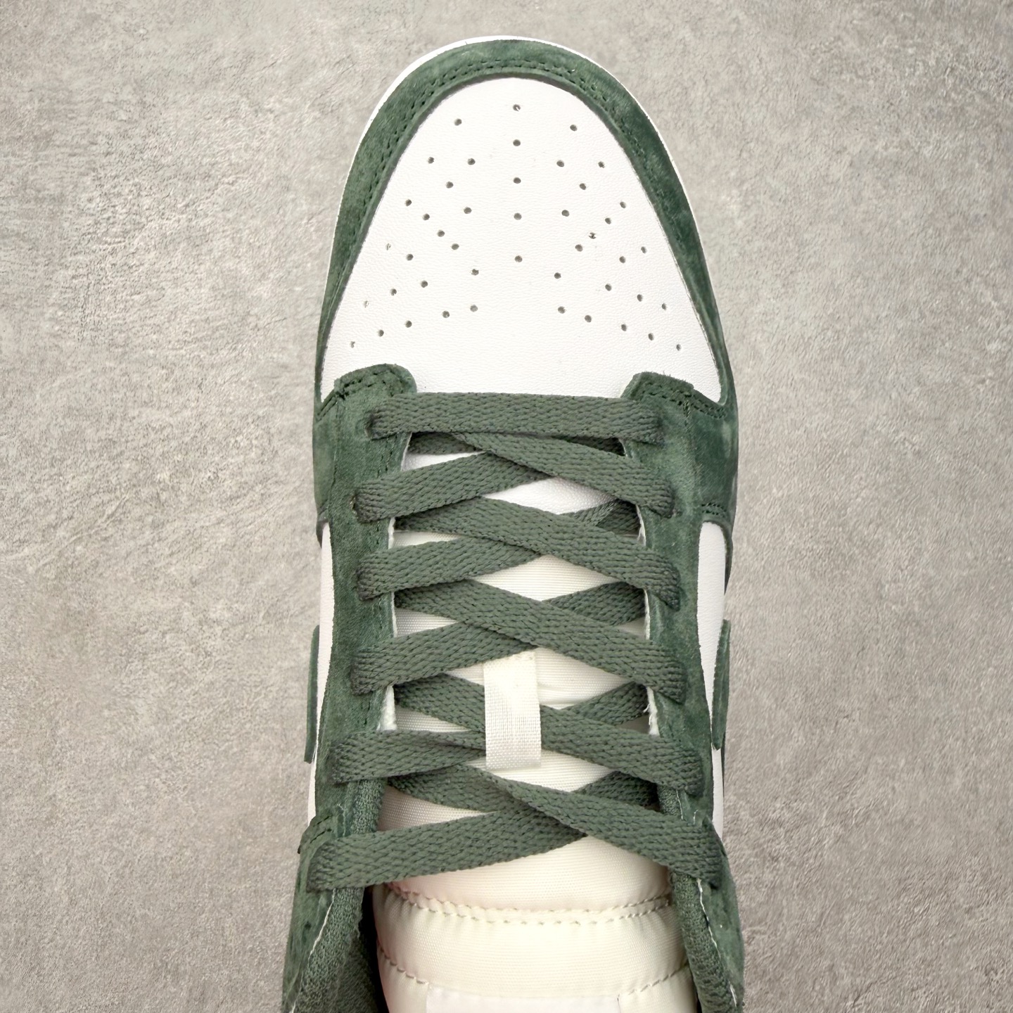图片[4]-＃SS史诗 NK Dunk Low 潮流时尚舒适防滑耐磨低帮板鞋 全网最全Dunk系列配色 实力大厂出品 新配色陆续开发 利润个位数只为口碑 超强性价比 全套原纸板楦头开发 确保原汁原味 完美呈现DUNK版型 一比一鞋头弧度高度鞋身弧度 此版本只针对中端市场 皮料材质有所更替 其他数据细节工艺流程均保持一致 绝不口嗨 细节品控鞋型随意对比 独家私模官方第六代原厂航空铝磨具打磨大底 鞋头坡度极致还原 无解鞋型 原盒原配 圈内天花板工艺 原厂玻璃冲刀 超高清洁度 全鞋零毛边皮料切割 原厂中底布点胶 中底布拉帮走线遵循公司 尺码：36 36.5 37.5 38 38.5 39 40 40.5 41 42 42.5 43 44 44.5 45 46-选品中心