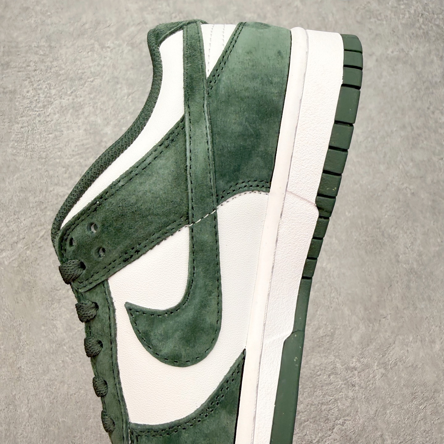 图片[7]-＃SS史诗 NK Dunk Low 潮流时尚舒适防滑耐磨低帮板鞋 全网最全Dunk系列配色 实力大厂出品 新配色陆续开发 利润个位数只为口碑 超强性价比 全套原纸板楦头开发 确保原汁原味 完美呈现DUNK版型 一比一鞋头弧度高度鞋身弧度 此版本只针对中端市场 皮料材质有所更替 其他数据细节工艺流程均保持一致 绝不口嗨 细节品控鞋型随意对比 独家私模官方第六代原厂航空铝磨具打磨大底 鞋头坡度极致还原 无解鞋型 原盒原配 圈内天花板工艺 原厂玻璃冲刀 超高清洁度 全鞋零毛边皮料切割 原厂中底布点胶 中底布拉帮走线遵循公司 尺码：36 36.5 37.5 38 38.5 39 40 40.5 41 42 42.5 43 44 44.5 45 46-选品中心