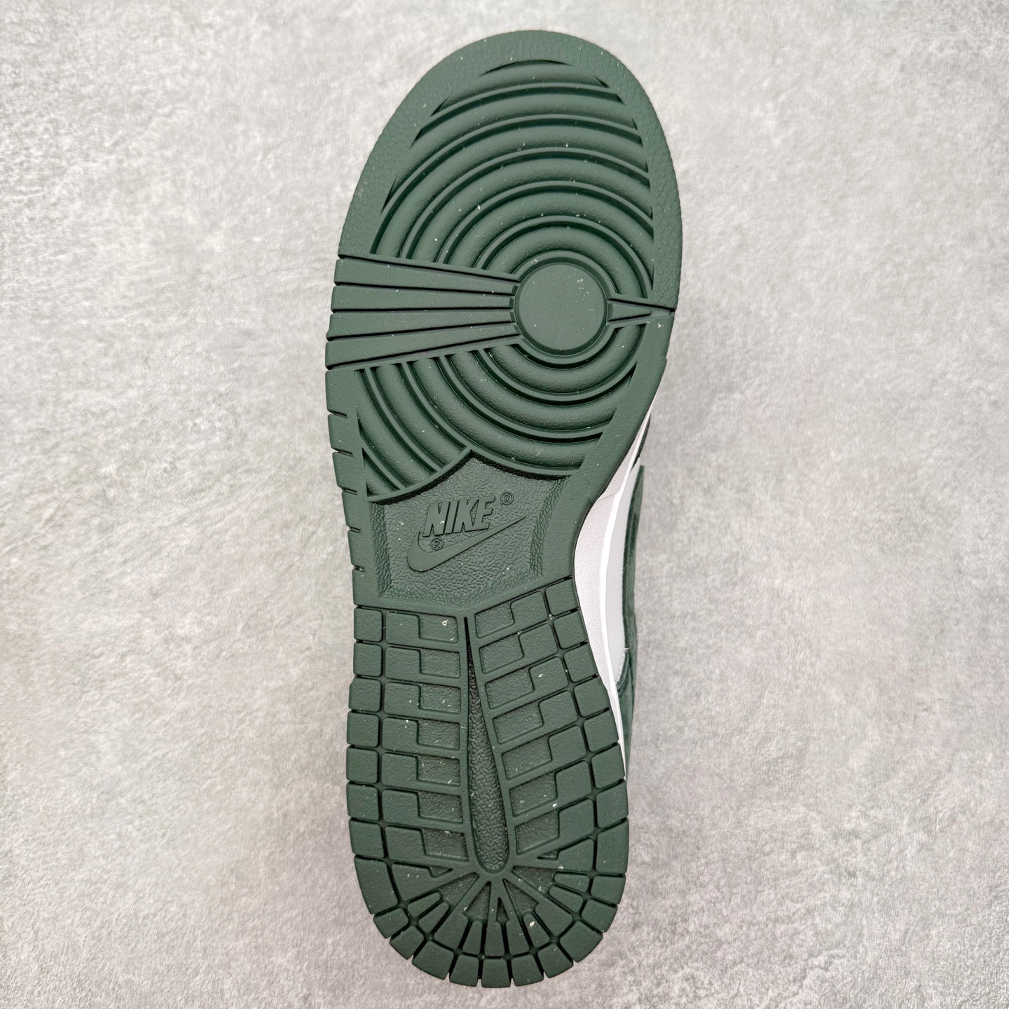 图片[9]-＃SS史诗 NK Dunk Low 潮流时尚舒适防滑耐磨低帮板鞋 全网最全Dunk系列配色 实力大厂出品 新配色陆续开发 利润个位数只为口碑 超强性价比 全套原纸板楦头开发 确保原汁原味 完美呈现DUNK版型 一比一鞋头弧度高度鞋身弧度 此版本只针对中端市场 皮料材质有所更替 其他数据细节工艺流程均保持一致 绝不口嗨 细节品控鞋型随意对比 独家私模官方第六代原厂航空铝磨具打磨大底 鞋头坡度极致还原 无解鞋型 原盒原配 圈内天花板工艺 原厂玻璃冲刀 超高清洁度 全鞋零毛边皮料切割 原厂中底布点胶 中底布拉帮走线遵循公司 尺码：36 36.5 37.5 38 38.5 39 40 40.5 41 42 42.5 43 44 44.5 45 46-选品中心