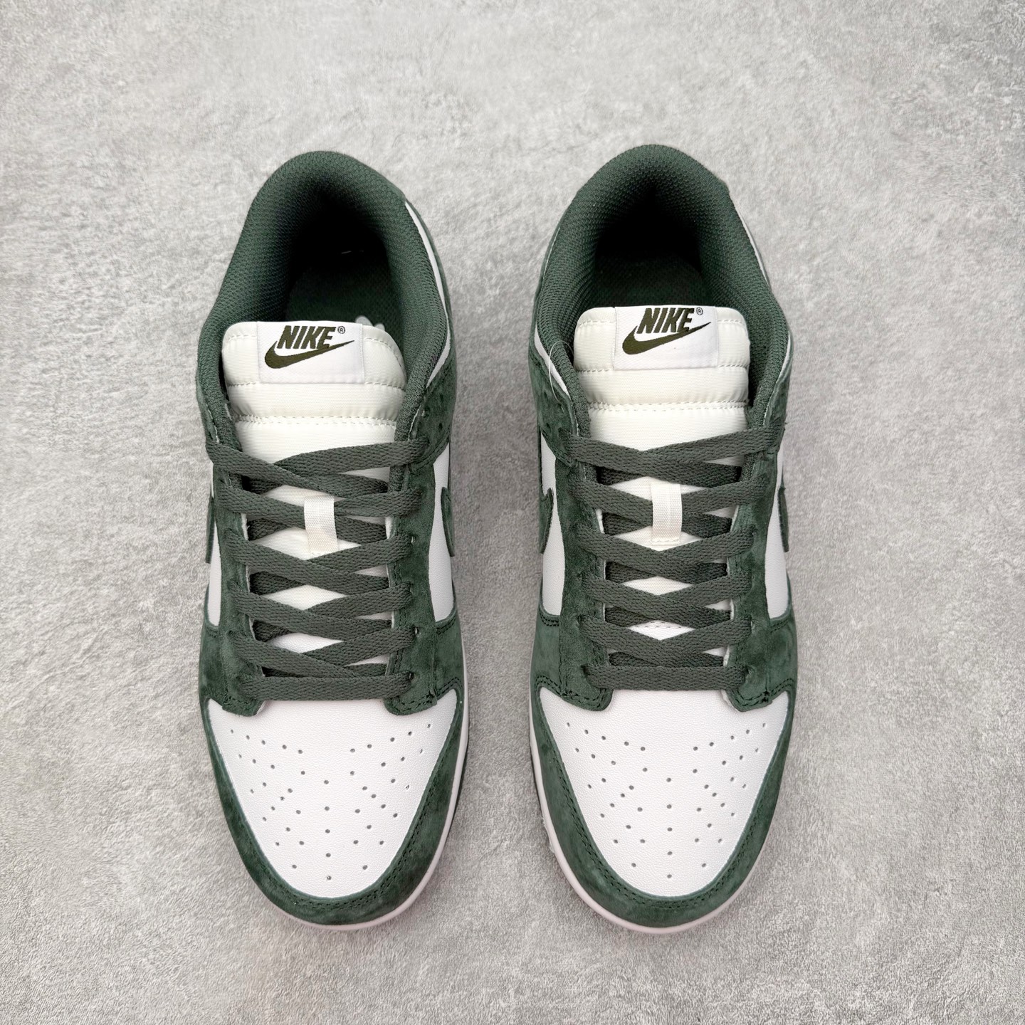 图片[2]-＃SS史诗 NK Dunk Low 潮流时尚舒适防滑耐磨低帮板鞋 全网最全Dunk系列配色 实力大厂出品 新配色陆续开发 利润个位数只为口碑 超强性价比 全套原纸板楦头开发 确保原汁原味 完美呈现DUNK版型 一比一鞋头弧度高度鞋身弧度 此版本只针对中端市场 皮料材质有所更替 其他数据细节工艺流程均保持一致 绝不口嗨 细节品控鞋型随意对比 独家私模官方第六代原厂航空铝磨具打磨大底 鞋头坡度极致还原 无解鞋型 原盒原配 圈内天花板工艺 原厂玻璃冲刀 超高清洁度 全鞋零毛边皮料切割 原厂中底布点胶 中底布拉帮走线遵循公司 尺码：36 36.5 37.5 38 38.5 39 40 40.5 41 42 42.5 43 44 44.5 45 46-选品中心