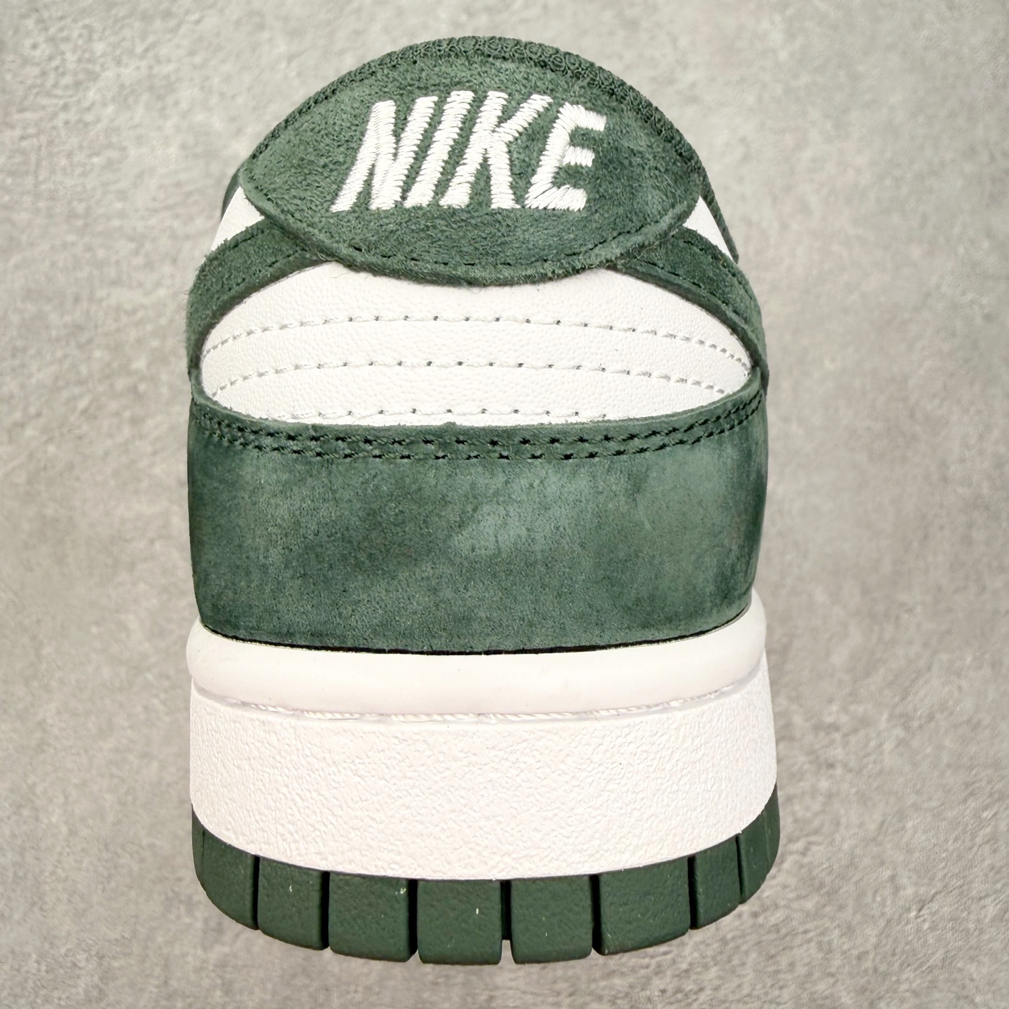 图片[8]-＃SS史诗 NK Dunk Low 潮流时尚舒适防滑耐磨低帮板鞋 全网最全Dunk系列配色 实力大厂出品 新配色陆续开发 利润个位数只为口碑 超强性价比 全套原纸板楦头开发 确保原汁原味 完美呈现DUNK版型 一比一鞋头弧度高度鞋身弧度 此版本只针对中端市场 皮料材质有所更替 其他数据细节工艺流程均保持一致 绝不口嗨 细节品控鞋型随意对比 独家私模官方第六代原厂航空铝磨具打磨大底 鞋头坡度极致还原 无解鞋型 原盒原配 圈内天花板工艺 原厂玻璃冲刀 超高清洁度 全鞋零毛边皮料切割 原厂中底布点胶 中底布拉帮走线遵循公司 尺码：36 36.5 37.5 38 38.5 39 40 40.5 41 42 42.5 43 44 44.5 45 46-选品中心