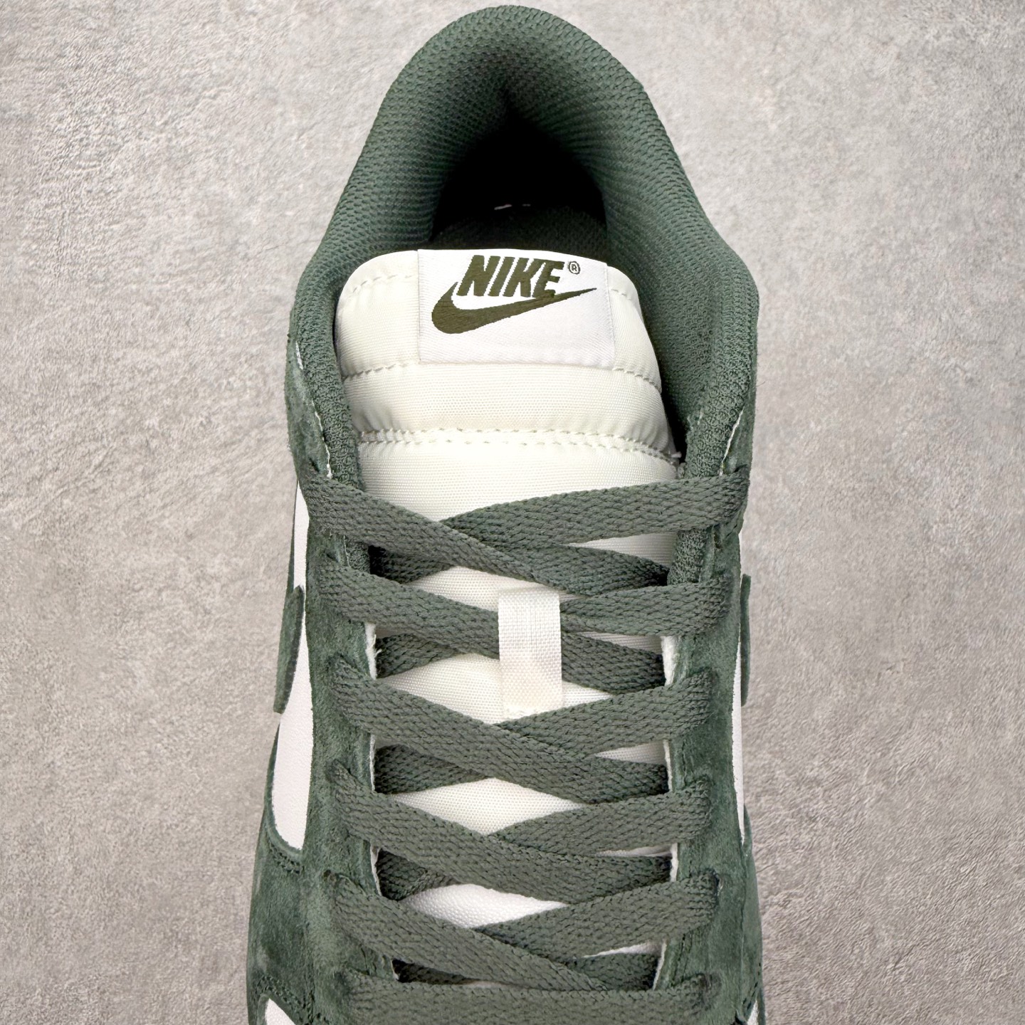 图片[5]-＃SS史诗 NK Dunk Low 潮流时尚舒适防滑耐磨低帮板鞋 全网最全Dunk系列配色 实力大厂出品 新配色陆续开发 利润个位数只为口碑 超强性价比 全套原纸板楦头开发 确保原汁原味 完美呈现DUNK版型 一比一鞋头弧度高度鞋身弧度 此版本只针对中端市场 皮料材质有所更替 其他数据细节工艺流程均保持一致 绝不口嗨 细节品控鞋型随意对比 独家私模官方第六代原厂航空铝磨具打磨大底 鞋头坡度极致还原 无解鞋型 原盒原配 圈内天花板工艺 原厂玻璃冲刀 超高清洁度 全鞋零毛边皮料切割 原厂中底布点胶 中底布拉帮走线遵循公司 尺码：36 36.5 37.5 38 38.5 39 40 40.5 41 42 42.5 43 44 44.5 45 46-选品中心