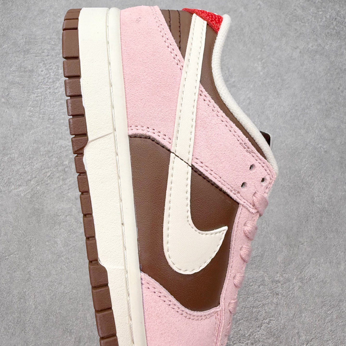 图片[6]-＃SS史诗 NK Dunk Low 潮流时尚舒适防滑耐磨低帮板鞋 全网最全Dunk系列配色 实力大厂出品 新配色陆续开发 利润个位数只为口碑 超强性价比 全套原纸板楦头开发 确保原汁原味 完美呈现DUNK版型 一比一鞋头弧度高度鞋身弧度 此版本只针对中端市场 皮料材质有所更替 其他数据细节工艺流程均保持一致 绝不口嗨 细节品控鞋型随意对比 独家私模官方第六代原厂航空铝磨具打磨大底 鞋头坡度极致还原 无解鞋型 原盒原配 圈内天花板工艺 原厂玻璃冲刀 超高清洁度 全鞋零毛边皮料切割 原厂中底布点胶 中底布拉帮走线遵循公司 尺码：36 36.5 37.5 38 38.5 39 40 40.5 41 42 42.5 43 44 44.5 45 46-选品中心