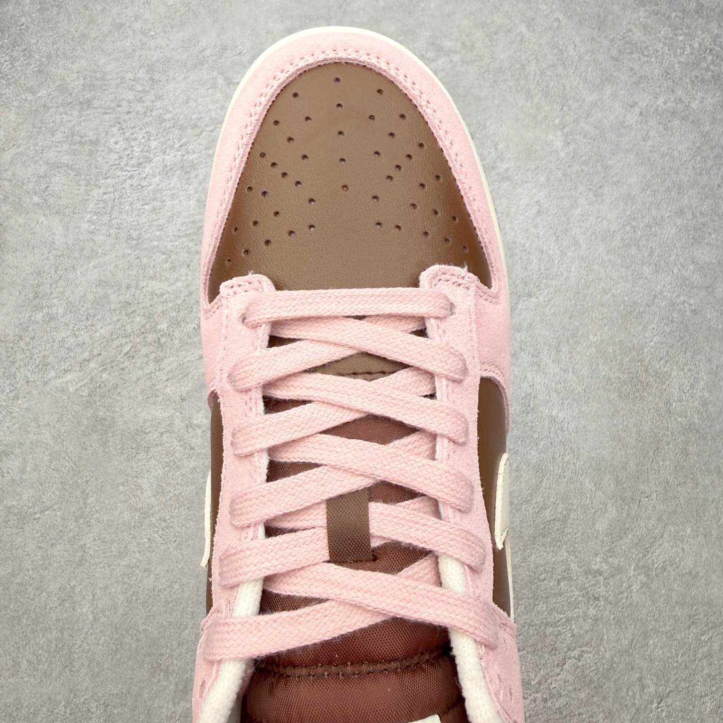 图片[4]-＃SS史诗 NK Dunk Low 潮流时尚舒适防滑耐磨低帮板鞋 全网最全Dunk系列配色 实力大厂出品 新配色陆续开发 利润个位数只为口碑 超强性价比 全套原纸板楦头开发 确保原汁原味 完美呈现DUNK版型 一比一鞋头弧度高度鞋身弧度 此版本只针对中端市场 皮料材质有所更替 其他数据细节工艺流程均保持一致 绝不口嗨 细节品控鞋型随意对比 独家私模官方第六代原厂航空铝磨具打磨大底 鞋头坡度极致还原 无解鞋型 原盒原配 圈内天花板工艺 原厂玻璃冲刀 超高清洁度 全鞋零毛边皮料切割 原厂中底布点胶 中底布拉帮走线遵循公司 尺码：36 36.5 37.5 38 38.5 39 40 40.5 41 42 42.5 43 44 44.5 45 46-选品中心