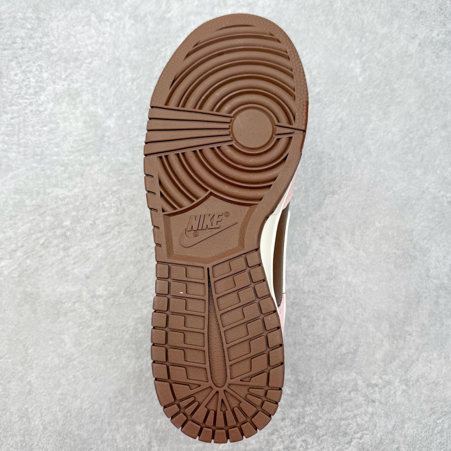 图片[9]-＃SS史诗 NK Dunk Low 潮流时尚舒适防滑耐磨低帮板鞋 全网最全Dunk系列配色 实力大厂出品 新配色陆续开发 利润个位数只为口碑 超强性价比 全套原纸板楦头开发 确保原汁原味 完美呈现DUNK版型 一比一鞋头弧度高度鞋身弧度 此版本只针对中端市场 皮料材质有所更替 其他数据细节工艺流程均保持一致 绝不口嗨 细节品控鞋型随意对比 独家私模官方第六代原厂航空铝磨具打磨大底 鞋头坡度极致还原 无解鞋型 原盒原配 圈内天花板工艺 原厂玻璃冲刀 超高清洁度 全鞋零毛边皮料切割 原厂中底布点胶 中底布拉帮走线遵循公司 尺码：36 36.5 37.5 38 38.5 39 40 40.5 41 42 42.5 43 44 44.5 45 46-选品中心