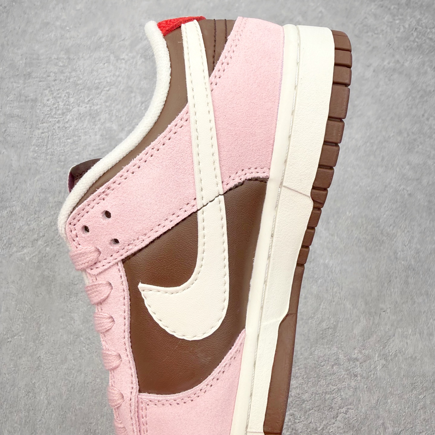 图片[7]-＃SS史诗 NK Dunk Low 潮流时尚舒适防滑耐磨低帮板鞋 全网最全Dunk系列配色 实力大厂出品 新配色陆续开发 利润个位数只为口碑 超强性价比 全套原纸板楦头开发 确保原汁原味 完美呈现DUNK版型 一比一鞋头弧度高度鞋身弧度 此版本只针对中端市场 皮料材质有所更替 其他数据细节工艺流程均保持一致 绝不口嗨 细节品控鞋型随意对比 独家私模官方第六代原厂航空铝磨具打磨大底 鞋头坡度极致还原 无解鞋型 原盒原配 圈内天花板工艺 原厂玻璃冲刀 超高清洁度 全鞋零毛边皮料切割 原厂中底布点胶 中底布拉帮走线遵循公司 尺码：36 36.5 37.5 38 38.5 39 40 40.5 41 42 42.5 43 44 44.5 45 46-选品中心