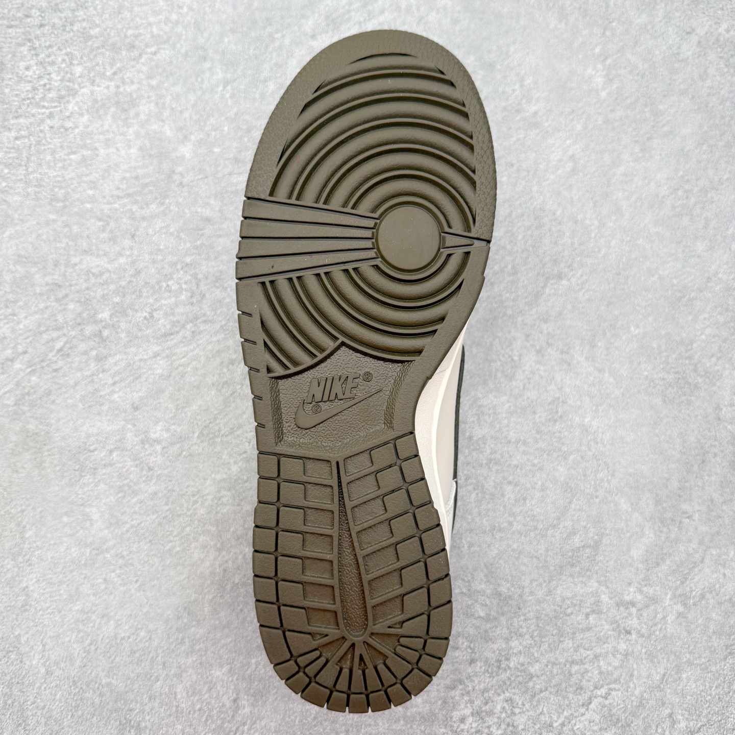 图片[9]-＃SS史诗 NK Dunk Low 潮流时尚舒适防滑耐磨低帮板鞋 全网最全Dunk系列配色 实力大厂出品 新配色陆续开发 利润个位数只为口碑 超强性价比 全套原纸板楦头开发 确保原汁原味 完美呈现DUNK版型 一比一鞋头弧度高度鞋身弧度 此版本只针对中端市场 皮料材质有所更替 其他数据细节工艺流程均保持一致 绝不口嗨 细节品控鞋型随意对比 独家私模官方第六代原厂航空铝磨具打磨大底 鞋头坡度极致还原 无解鞋型 原盒原配 圈内天花板工艺 原厂玻璃冲刀 超高清洁度 全鞋零毛边皮料切割 原厂中底布点胶 中底布拉帮走线遵循公司 尺码：36 36.5 37.5 38 38.5 39 40 40.5 41 42 42.5 43 44 44.5 45 46-选品中心