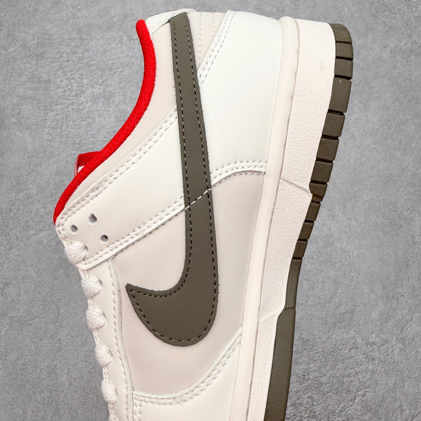 图片[7]-＃SS史诗 NK Dunk Low 潮流时尚舒适防滑耐磨低帮板鞋 全网最全Dunk系列配色 实力大厂出品 新配色陆续开发 利润个位数只为口碑 超强性价比 全套原纸板楦头开发 确保原汁原味 完美呈现DUNK版型 一比一鞋头弧度高度鞋身弧度 此版本只针对中端市场 皮料材质有所更替 其他数据细节工艺流程均保持一致 绝不口嗨 细节品控鞋型随意对比 独家私模官方第六代原厂航空铝磨具打磨大底 鞋头坡度极致还原 无解鞋型 原盒原配 圈内天花板工艺 原厂玻璃冲刀 超高清洁度 全鞋零毛边皮料切割 原厂中底布点胶 中底布拉帮走线遵循公司 尺码：36 36.5 37.5 38 38.5 39 40 40.5 41 42 42.5 43 44 44.5 45 46-选品中心