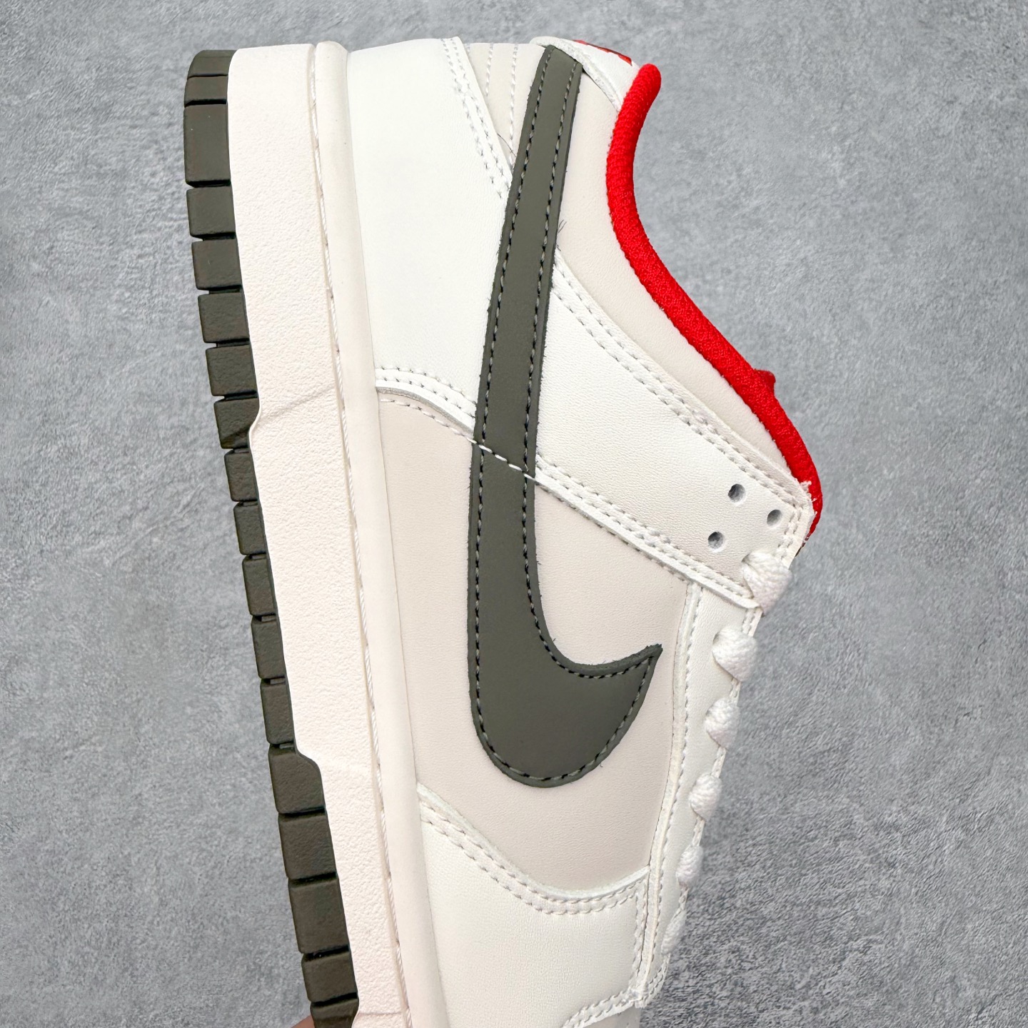 图片[6]-＃SS史诗 NK Dunk Low 潮流时尚舒适防滑耐磨低帮板鞋 全网最全Dunk系列配色 实力大厂出品 新配色陆续开发 利润个位数只为口碑 超强性价比 全套原纸板楦头开发 确保原汁原味 完美呈现DUNK版型 一比一鞋头弧度高度鞋身弧度 此版本只针对中端市场 皮料材质有所更替 其他数据细节工艺流程均保持一致 绝不口嗨 细节品控鞋型随意对比 独家私模官方第六代原厂航空铝磨具打磨大底 鞋头坡度极致还原 无解鞋型 原盒原配 圈内天花板工艺 原厂玻璃冲刀 超高清洁度 全鞋零毛边皮料切割 原厂中底布点胶 中底布拉帮走线遵循公司 尺码：36 36.5 37.5 38 38.5 39 40 40.5 41 42 42.5 43 44 44.5 45 46-选品中心