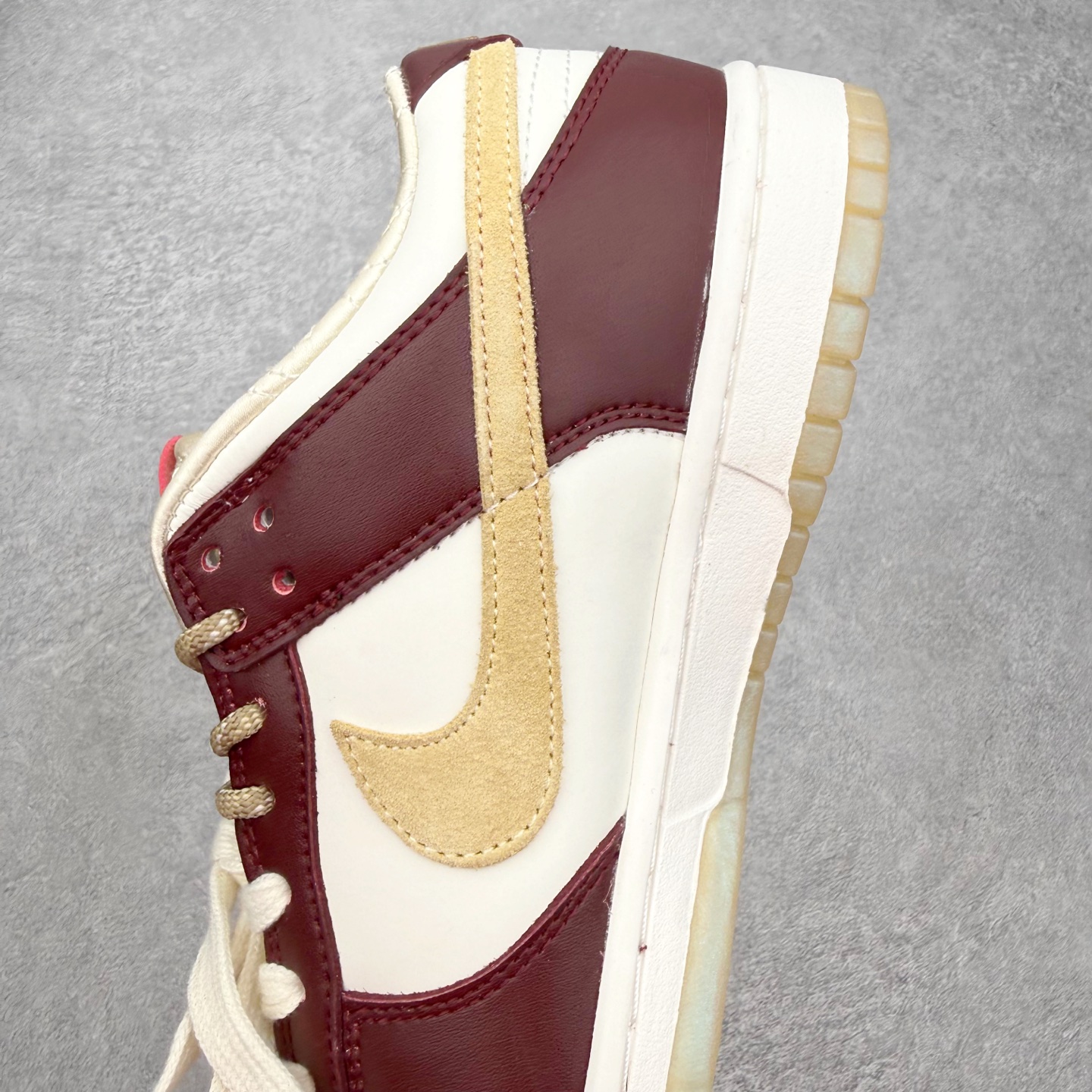 图片[7]-＃SS史诗 NK Dunk Low 潮流时尚舒适防滑耐磨低帮板鞋 全网最全Dunk系列配色 实力大厂出品 新配色陆续开发 利润个位数只为口碑 超强性价比 全套原纸板楦头开发 确保原汁原味 完美呈现DUNK版型 一比一鞋头弧度高度鞋身弧度 此版本只针对中端市场 皮料材质有所更替 其他数据细节工艺流程均保持一致 绝不口嗨 细节品控鞋型随意对比 独家私模官方第六代原厂航空铝磨具打磨大底 鞋头坡度极致还原 无解鞋型 原盒原配 圈内天花板工艺 原厂玻璃冲刀 超高清洁度 全鞋零毛边皮料切割 原厂中底布点胶 中底布拉帮走线遵循公司 尺码：36 36.5 37.5 38 38.5 39 40 40.5 41 42 42.5 43 44 44.5 45 46-选品中心