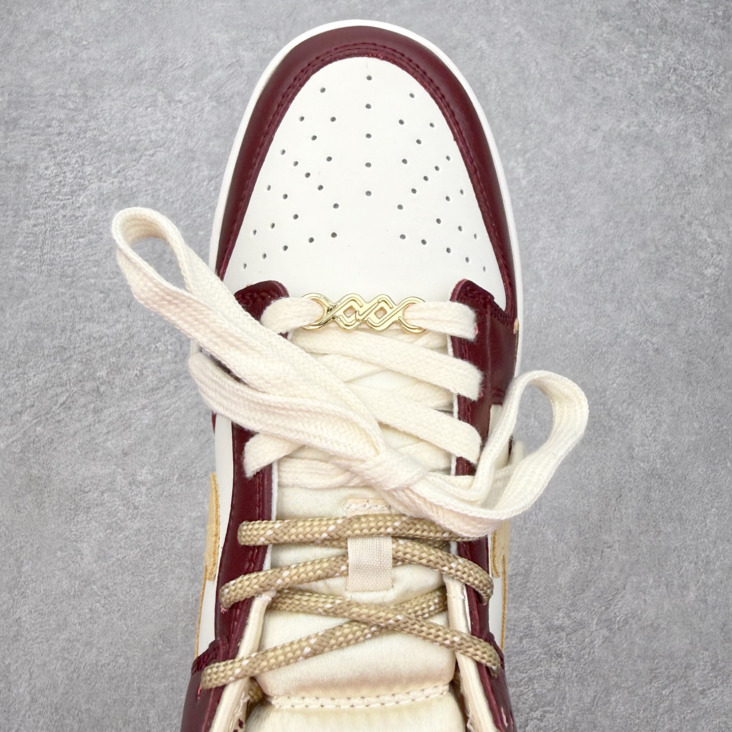 图片[4]-＃SS史诗 NK Dunk Low 潮流时尚舒适防滑耐磨低帮板鞋 全网最全Dunk系列配色 实力大厂出品 新配色陆续开发 利润个位数只为口碑 超强性价比 全套原纸板楦头开发 确保原汁原味 完美呈现DUNK版型 一比一鞋头弧度高度鞋身弧度 此版本只针对中端市场 皮料材质有所更替 其他数据细节工艺流程均保持一致 绝不口嗨 细节品控鞋型随意对比 独家私模官方第六代原厂航空铝磨具打磨大底 鞋头坡度极致还原 无解鞋型 原盒原配 圈内天花板工艺 原厂玻璃冲刀 超高清洁度 全鞋零毛边皮料切割 原厂中底布点胶 中底布拉帮走线遵循公司 尺码：36 36.5 37.5 38 38.5 39 40 40.5 41 42 42.5 43 44 44.5 45 46-选品中心