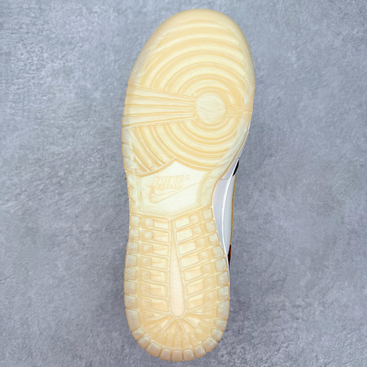 图片[9]-＃SS史诗 NK Dunk Low 潮流时尚舒适防滑耐磨低帮板鞋 全网最全Dunk系列配色 实力大厂出品 新配色陆续开发 利润个位数只为口碑 超强性价比 全套原纸板楦头开发 确保原汁原味 完美呈现DUNK版型 一比一鞋头弧度高度鞋身弧度 此版本只针对中端市场 皮料材质有所更替 其他数据细节工艺流程均保持一致 绝不口嗨 细节品控鞋型随意对比 独家私模官方第六代原厂航空铝磨具打磨大底 鞋头坡度极致还原 无解鞋型 原盒原配 圈内天花板工艺 原厂玻璃冲刀 超高清洁度 全鞋零毛边皮料切割 原厂中底布点胶 中底布拉帮走线遵循公司 尺码：36 36.5 37.5 38 38.5 39 40 40.5 41 42 42.5 43 44 44.5 45 46-选品中心