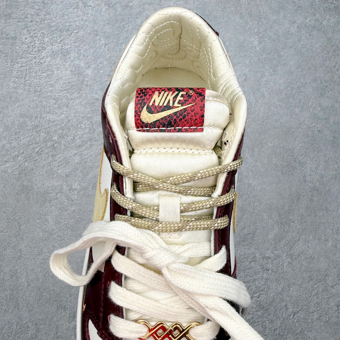 图片[5]-＃SS史诗 NK Dunk Low 潮流时尚舒适防滑耐磨低帮板鞋 全网最全Dunk系列配色 实力大厂出品 新配色陆续开发 利润个位数只为口碑 超强性价比 全套原纸板楦头开发 确保原汁原味 完美呈现DUNK版型 一比一鞋头弧度高度鞋身弧度 此版本只针对中端市场 皮料材质有所更替 其他数据细节工艺流程均保持一致 绝不口嗨 细节品控鞋型随意对比 独家私模官方第六代原厂航空铝磨具打磨大底 鞋头坡度极致还原 无解鞋型 原盒原配 圈内天花板工艺 原厂玻璃冲刀 超高清洁度 全鞋零毛边皮料切割 原厂中底布点胶 中底布拉帮走线遵循公司 尺码：36 36.5 37.5 38 38.5 39 40 40.5 41 42 42.5 43 44 44.5 45 46-选品中心
