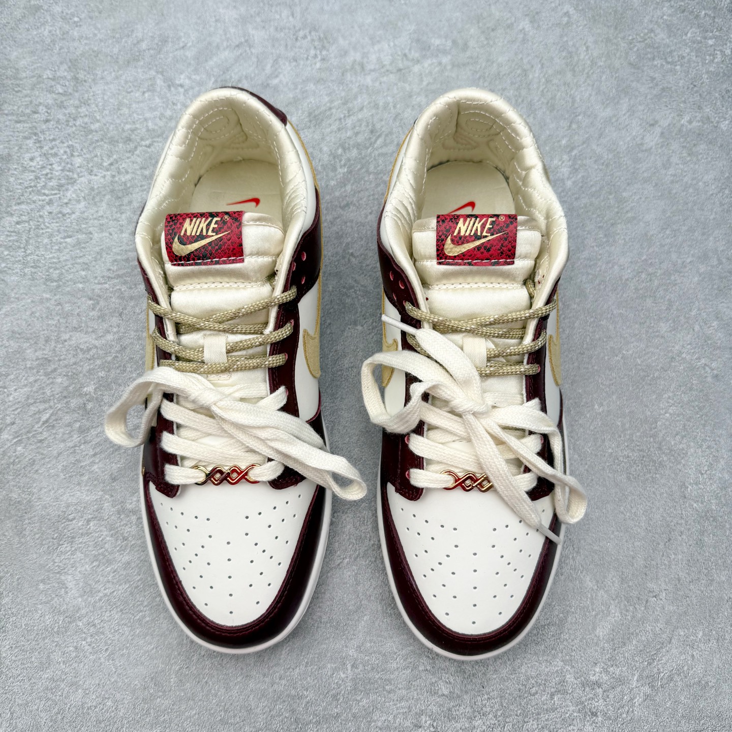 图片[2]-＃SS史诗 NK Dunk Low 潮流时尚舒适防滑耐磨低帮板鞋 全网最全Dunk系列配色 实力大厂出品 新配色陆续开发 利润个位数只为口碑 超强性价比 全套原纸板楦头开发 确保原汁原味 完美呈现DUNK版型 一比一鞋头弧度高度鞋身弧度 此版本只针对中端市场 皮料材质有所更替 其他数据细节工艺流程均保持一致 绝不口嗨 细节品控鞋型随意对比 独家私模官方第六代原厂航空铝磨具打磨大底 鞋头坡度极致还原 无解鞋型 原盒原配 圈内天花板工艺 原厂玻璃冲刀 超高清洁度 全鞋零毛边皮料切割 原厂中底布点胶 中底布拉帮走线遵循公司 尺码：36 36.5 37.5 38 38.5 39 40 40.5 41 42 42.5 43 44 44.5 45 46-选品中心