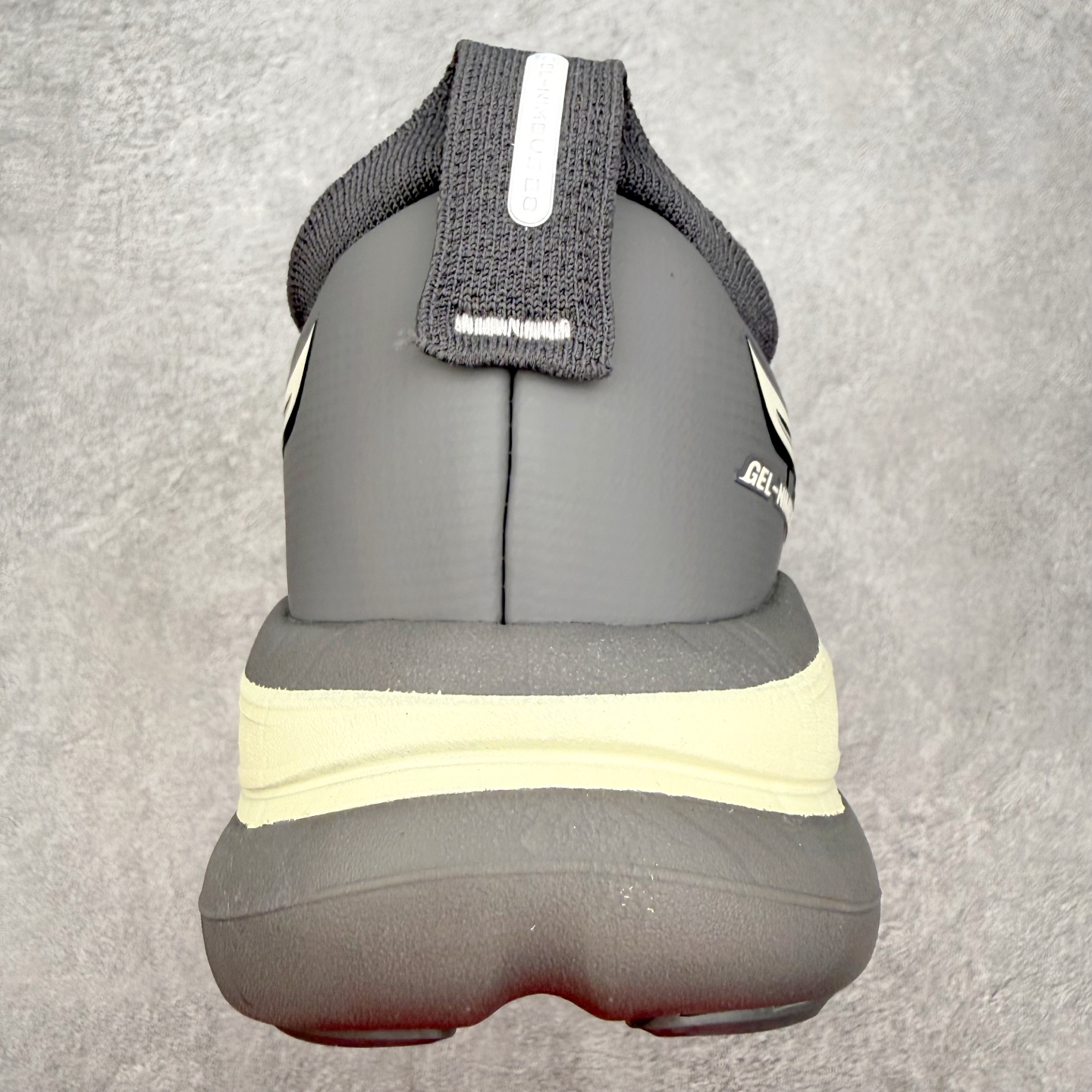 Asics GEL-Nimbus 28 亚瑟士缓震跑鞋 近年复古风潮的势头很旺 ASICS一直坚信保持身