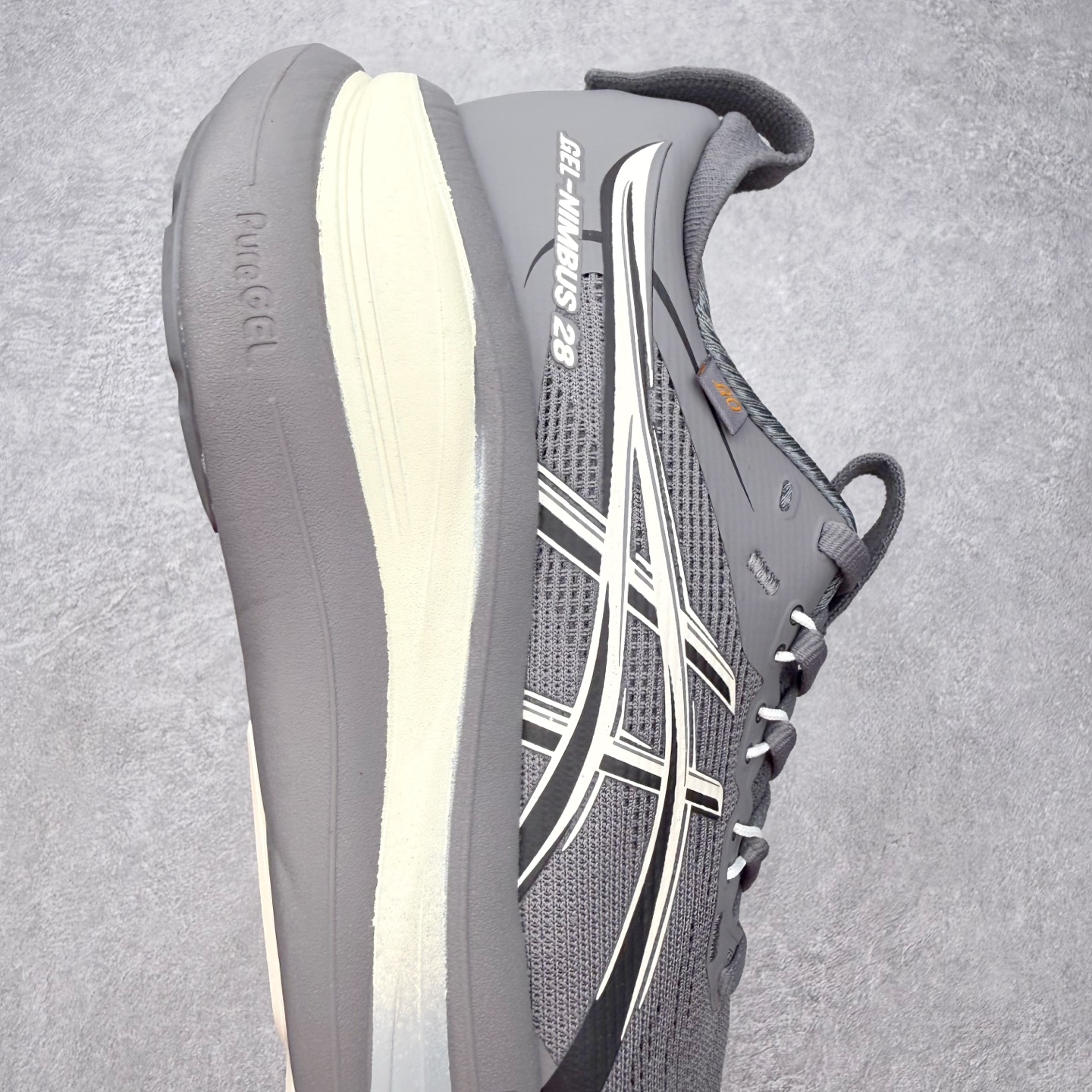 Asics GEL-Nimbus 28 亚瑟士缓震跑鞋 近年复古风潮的势头很旺 ASICS一直坚信保持身