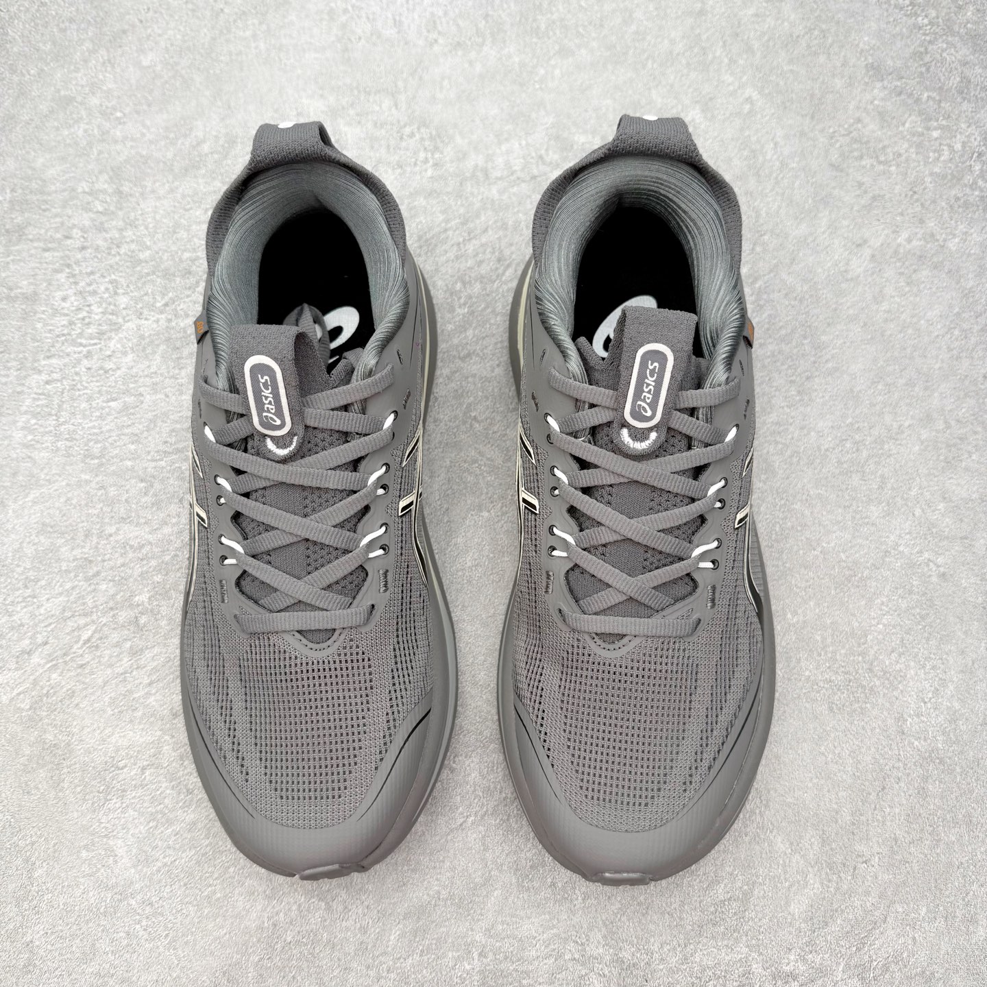 Asics GEL-Nimbus 28 亚瑟士缓震跑鞋 近年复古风潮的势头很旺 ASICS一直坚信保持身
