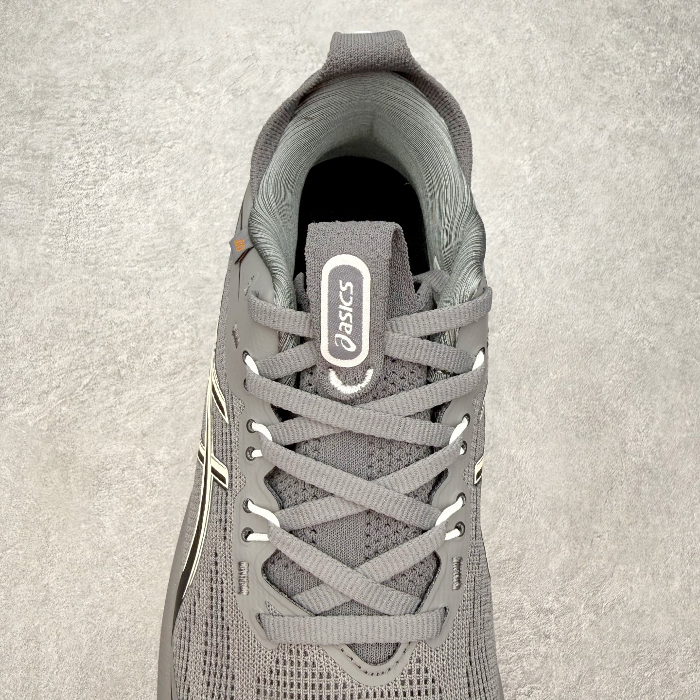 Asics GEL-Nimbus 28 亚瑟士缓震跑鞋 近年复古风潮的势头很旺 ASICS一直坚信保持身