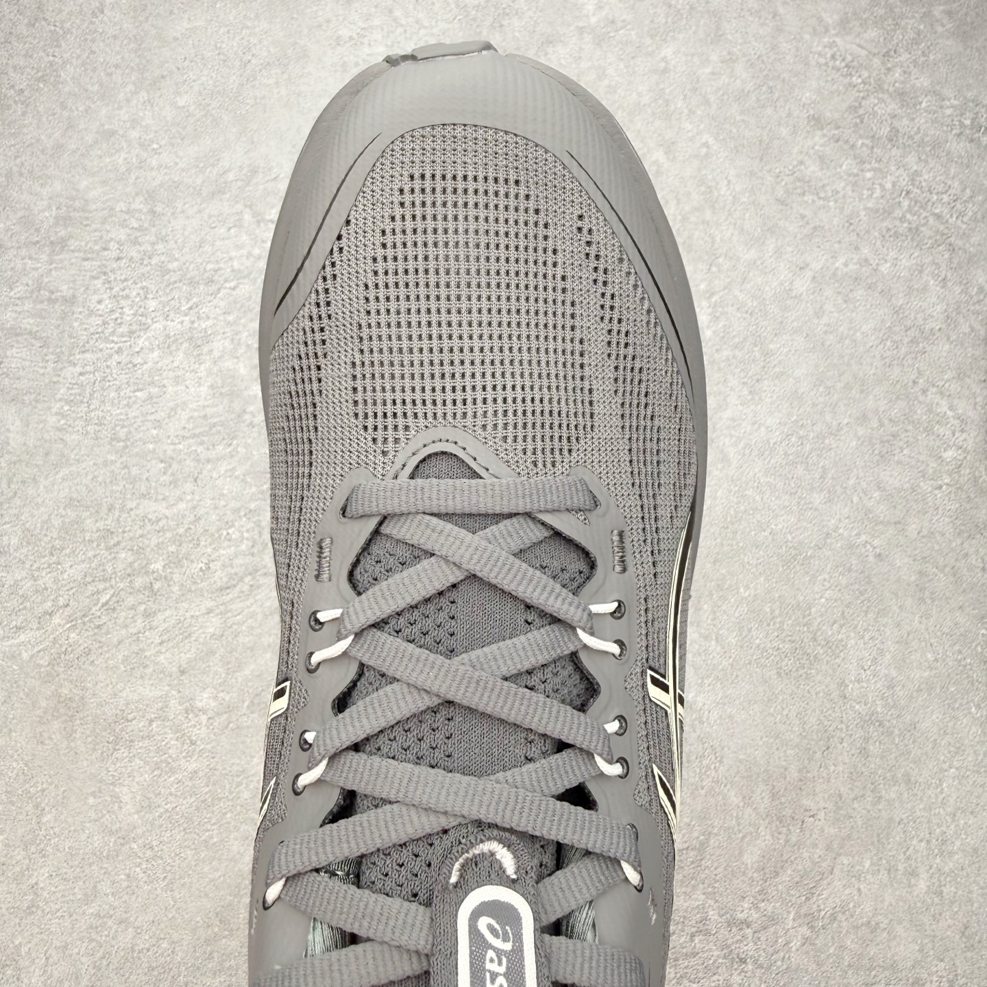 Asics GEL-Nimbus 28 亚瑟士缓震跑鞋 近年复古风潮的势头很旺 ASICS一直坚信保持身