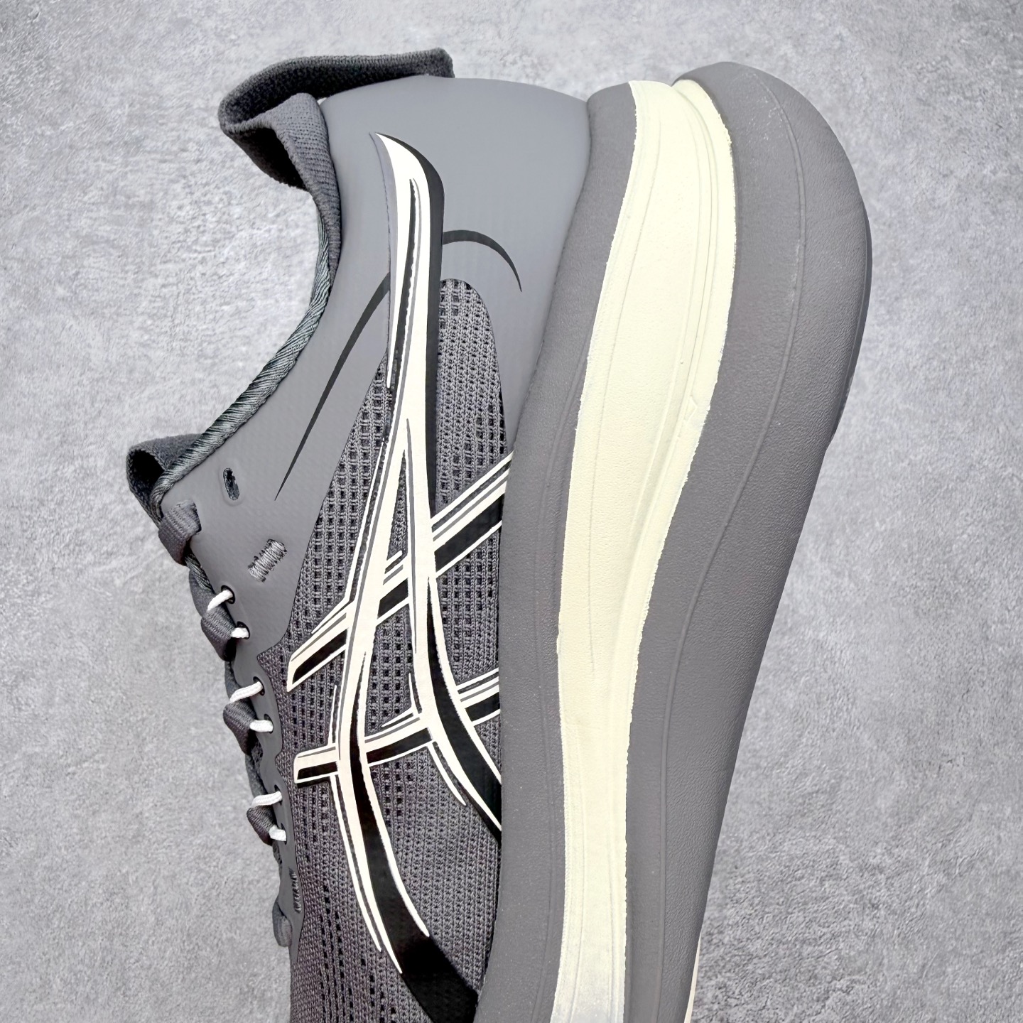 Asics GEL-Nimbus 28 亚瑟士缓震跑鞋 近年复古风潮的势头很旺 ASICS一直坚信保持身