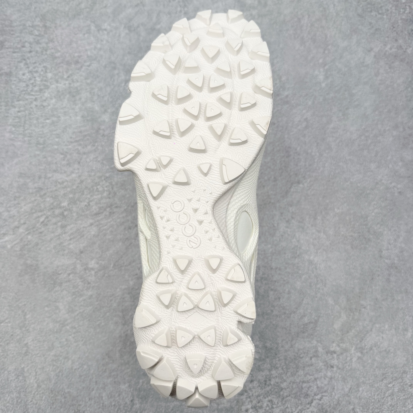 ECCo爱步 Biom C Trail 时尚简约牛皮减震耐磨低帮休闲跑步鞋 ECCO以三大核心特征为依托