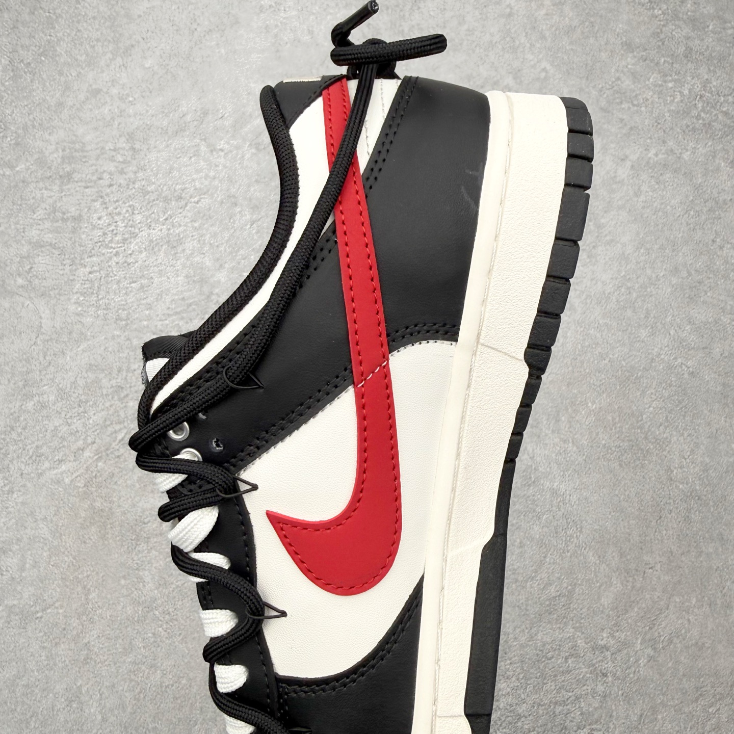 图片[7]-＃YC纯原 NK Dunk Low 绯红之月 BR0620-121 当夜幕垂下，属于你的绯月自足尖升起。以经典黑白鞋身勾勒沉稳底色，恰似城市夜空的深邃幕布。而那道划过侧翼的绯红Swoosh，正是破夜而出的醒目月光，侧边“Remake”标记，宣告这是一次不被定义的再造。定制系列天花板 无原鞋不开发 全系列得物原鞋一比一校对开发 配色持续更新中 终端对接 优势输出 全套原厂楦头原纸板数据档案倾力打造 原汁原味莞产 极致还原 圈内最强针车工艺 高端零售指定版 广东原厂配套原盒原标 鞋盒分三个尺码段 原厂冲刀 超高清洁度 全鞋零毛边皮料切割 采用原厂百宏鞋带以及原厂百宏织唛舌标 内标可供原厂几率过验 进口原装条纹中底布 四线拉帮白色点胶 原厂拉帮手法遵循公司 原厂电绣 极致还原 尺码：36 36.5 37.5 38 38.5 39 40 40.5 41 42 42.5 43 44 44.5 45 46-选品中心