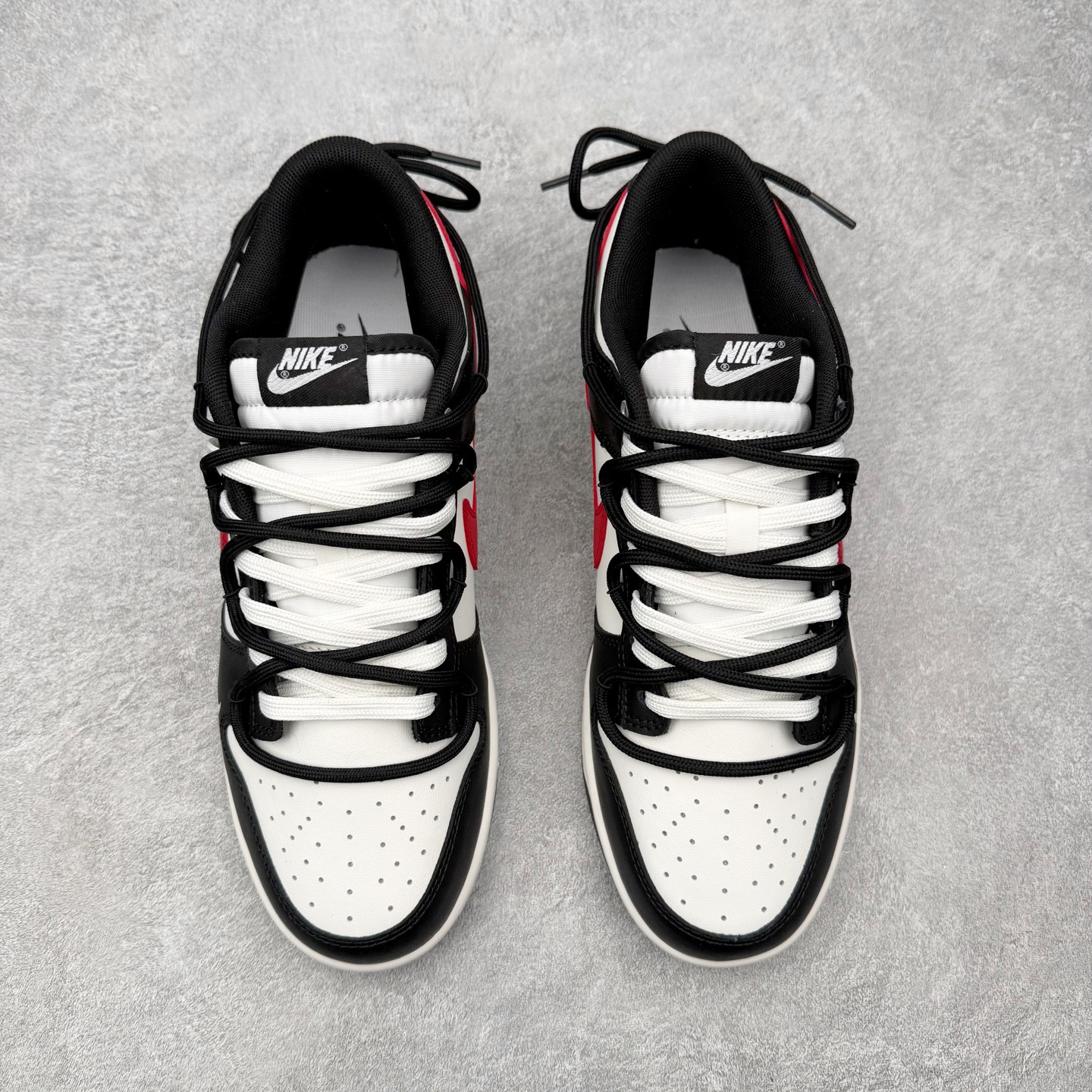 图片[2]-＃YC纯原 NK Dunk Low 绯红之月 BR0620-121 当夜幕垂下，属于你的绯月自足尖升起。以经典黑白鞋身勾勒沉稳底色，恰似城市夜空的深邃幕布。而那道划过侧翼的绯红Swoosh，正是破夜而出的醒目月光，侧边“Remake”标记，宣告这是一次不被定义的再造。定制系列天花板 无原鞋不开发 全系列得物原鞋一比一校对开发 配色持续更新中 终端对接 优势输出 全套原厂楦头原纸板数据档案倾力打造 原汁原味莞产 极致还原 圈内最强针车工艺 高端零售指定版 广东原厂配套原盒原标 鞋盒分三个尺码段 原厂冲刀 超高清洁度 全鞋零毛边皮料切割 采用原厂百宏鞋带以及原厂百宏织唛舌标 内标可供原厂几率过验 进口原装条纹中底布 四线拉帮白色点胶 原厂拉帮手法遵循公司 原厂电绣 极致还原 尺码：36 36.5 37.5 38 38.5 39 40 40.5 41 42 42.5 43 44 44.5 45 46-选品中心
