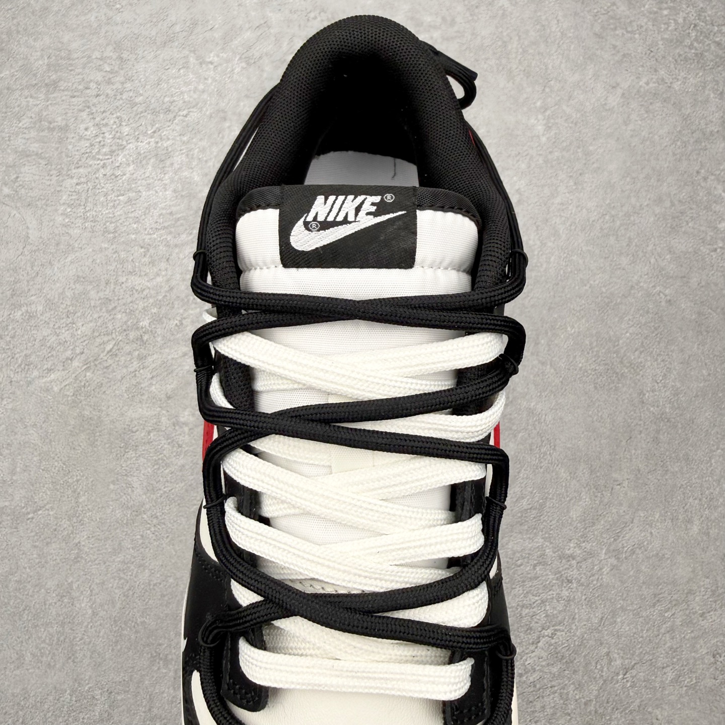 图片[5]-＃YC纯原 NK Dunk Low 绯红之月 BR0620-121 当夜幕垂下，属于你的绯月自足尖升起。以经典黑白鞋身勾勒沉稳底色，恰似城市夜空的深邃幕布。而那道划过侧翼的绯红Swoosh，正是破夜而出的醒目月光，侧边“Remake”标记，宣告这是一次不被定义的再造。定制系列天花板 无原鞋不开发 全系列得物原鞋一比一校对开发 配色持续更新中 终端对接 优势输出 全套原厂楦头原纸板数据档案倾力打造 原汁原味莞产 极致还原 圈内最强针车工艺 高端零售指定版 广东原厂配套原盒原标 鞋盒分三个尺码段 原厂冲刀 超高清洁度 全鞋零毛边皮料切割 采用原厂百宏鞋带以及原厂百宏织唛舌标 内标可供原厂几率过验 进口原装条纹中底布 四线拉帮白色点胶 原厂拉帮手法遵循公司 原厂电绣 极致还原 尺码：36 36.5 37.5 38 38.5 39 40 40.5 41 42 42.5 43 44 44.5 45 46-选品中心