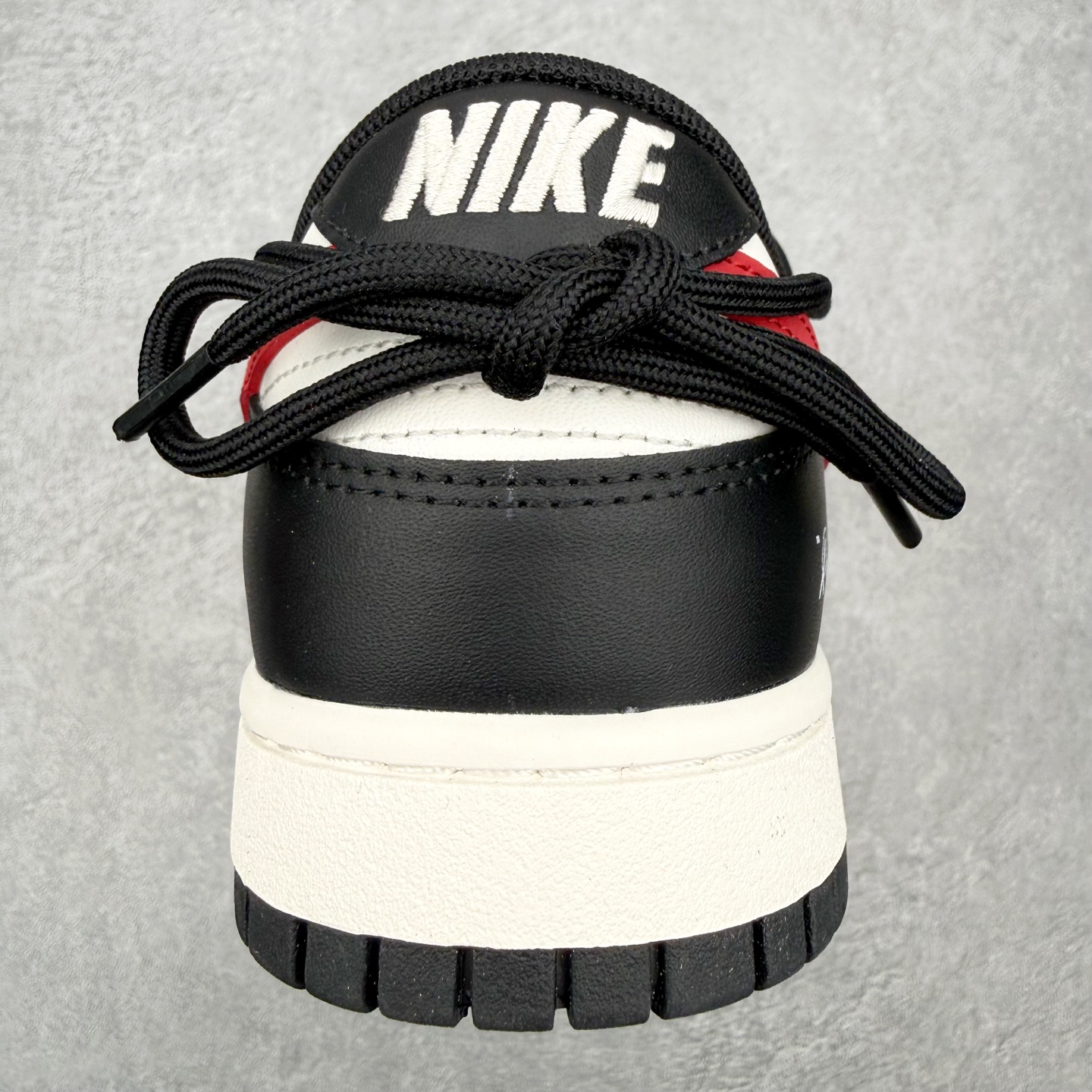 图片[8]-＃YC纯原 NK Dunk Low 绯红之月 BR0620-121 当夜幕垂下，属于你的绯月自足尖升起。以经典黑白鞋身勾勒沉稳底色，恰似城市夜空的深邃幕布。而那道划过侧翼的绯红Swoosh，正是破夜而出的醒目月光，侧边“Remake”标记，宣告这是一次不被定义的再造。定制系列天花板 无原鞋不开发 全系列得物原鞋一比一校对开发 配色持续更新中 终端对接 优势输出 全套原厂楦头原纸板数据档案倾力打造 原汁原味莞产 极致还原 圈内最强针车工艺 高端零售指定版 广东原厂配套原盒原标 鞋盒分三个尺码段 原厂冲刀 超高清洁度 全鞋零毛边皮料切割 采用原厂百宏鞋带以及原厂百宏织唛舌标 内标可供原厂几率过验 进口原装条纹中底布 四线拉帮白色点胶 原厂拉帮手法遵循公司 原厂电绣 极致还原 尺码：36 36.5 37.5 38 38.5 39 40 40.5 41 42 42.5 43 44 44.5 45 46-选品中心