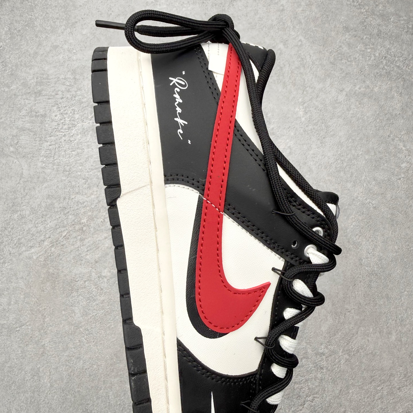 图片[6]-＃YC纯原 NK Dunk Low 绯红之月 BR0620-121 当夜幕垂下，属于你的绯月自足尖升起。以经典黑白鞋身勾勒沉稳底色，恰似城市夜空的深邃幕布。而那道划过侧翼的绯红Swoosh，正是破夜而出的醒目月光，侧边“Remake”标记，宣告这是一次不被定义的再造。定制系列天花板 无原鞋不开发 全系列得物原鞋一比一校对开发 配色持续更新中 终端对接 优势输出 全套原厂楦头原纸板数据档案倾力打造 原汁原味莞产 极致还原 圈内最强针车工艺 高端零售指定版 广东原厂配套原盒原标 鞋盒分三个尺码段 原厂冲刀 超高清洁度 全鞋零毛边皮料切割 采用原厂百宏鞋带以及原厂百宏织唛舌标 内标可供原厂几率过验 进口原装条纹中底布 四线拉帮白色点胶 原厂拉帮手法遵循公司 原厂电绣 极致还原 尺码：36 36.5 37.5 38 38.5 39 40 40.5 41 42 42.5 43 44 44.5 45 46-选品中心