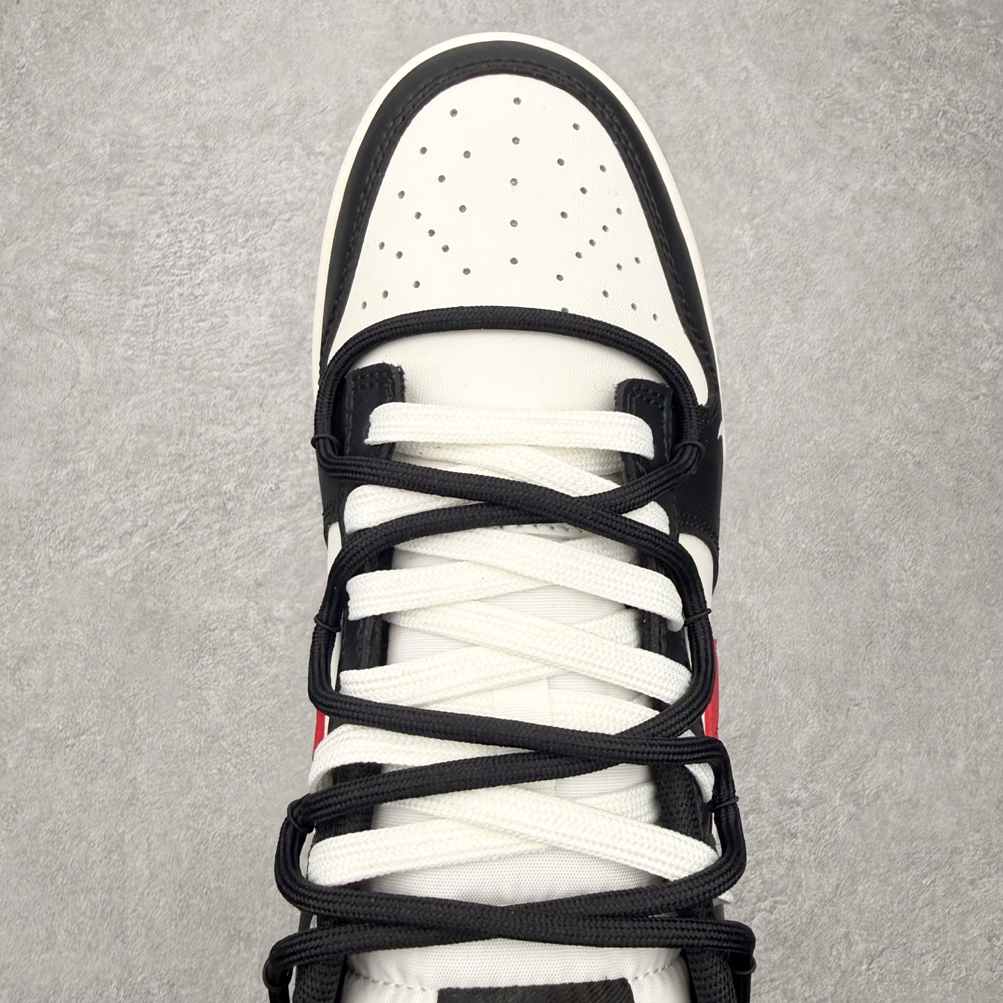 图片[4]-＃YC纯原 NK Dunk Low 绯红之月 BR0620-121 当夜幕垂下，属于你的绯月自足尖升起。以经典黑白鞋身勾勒沉稳底色，恰似城市夜空的深邃幕布。而那道划过侧翼的绯红Swoosh，正是破夜而出的醒目月光，侧边“Remake”标记，宣告这是一次不被定义的再造。定制系列天花板 无原鞋不开发 全系列得物原鞋一比一校对开发 配色持续更新中 终端对接 优势输出 全套原厂楦头原纸板数据档案倾力打造 原汁原味莞产 极致还原 圈内最强针车工艺 高端零售指定版 广东原厂配套原盒原标 鞋盒分三个尺码段 原厂冲刀 超高清洁度 全鞋零毛边皮料切割 采用原厂百宏鞋带以及原厂百宏织唛舌标 内标可供原厂几率过验 进口原装条纹中底布 四线拉帮白色点胶 原厂拉帮手法遵循公司 原厂电绣 极致还原 尺码：36 36.5 37.5 38 38.5 39 40 40.5 41 42 42.5 43 44 44.5 45 46-选品中心