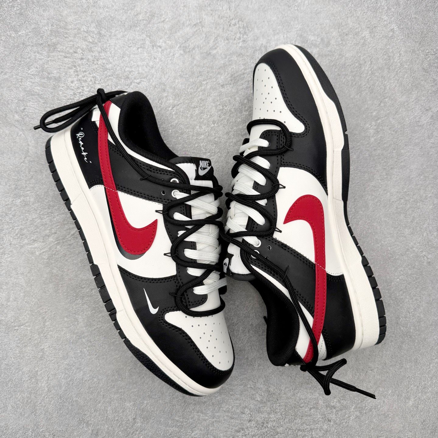 图片[3]-＃YC纯原 NK Dunk Low 绯红之月 BR0620-121 当夜幕垂下，属于你的绯月自足尖升起。以经典黑白鞋身勾勒沉稳底色，恰似城市夜空的深邃幕布。而那道划过侧翼的绯红Swoosh，正是破夜而出的醒目月光，侧边“Remake”标记，宣告这是一次不被定义的再造。定制系列天花板 无原鞋不开发 全系列得物原鞋一比一校对开发 配色持续更新中 终端对接 优势输出 全套原厂楦头原纸板数据档案倾力打造 原汁原味莞产 极致还原 圈内最强针车工艺 高端零售指定版 广东原厂配套原盒原标 鞋盒分三个尺码段 原厂冲刀 超高清洁度 全鞋零毛边皮料切割 采用原厂百宏鞋带以及原厂百宏织唛舌标 内标可供原厂几率过验 进口原装条纹中底布 四线拉帮白色点胶 原厂拉帮手法遵循公司 原厂电绣 极致还原 尺码：36 36.5 37.5 38 38.5 39 40 40.5 41 42 42.5 43 44 44.5 45 46-选品中心