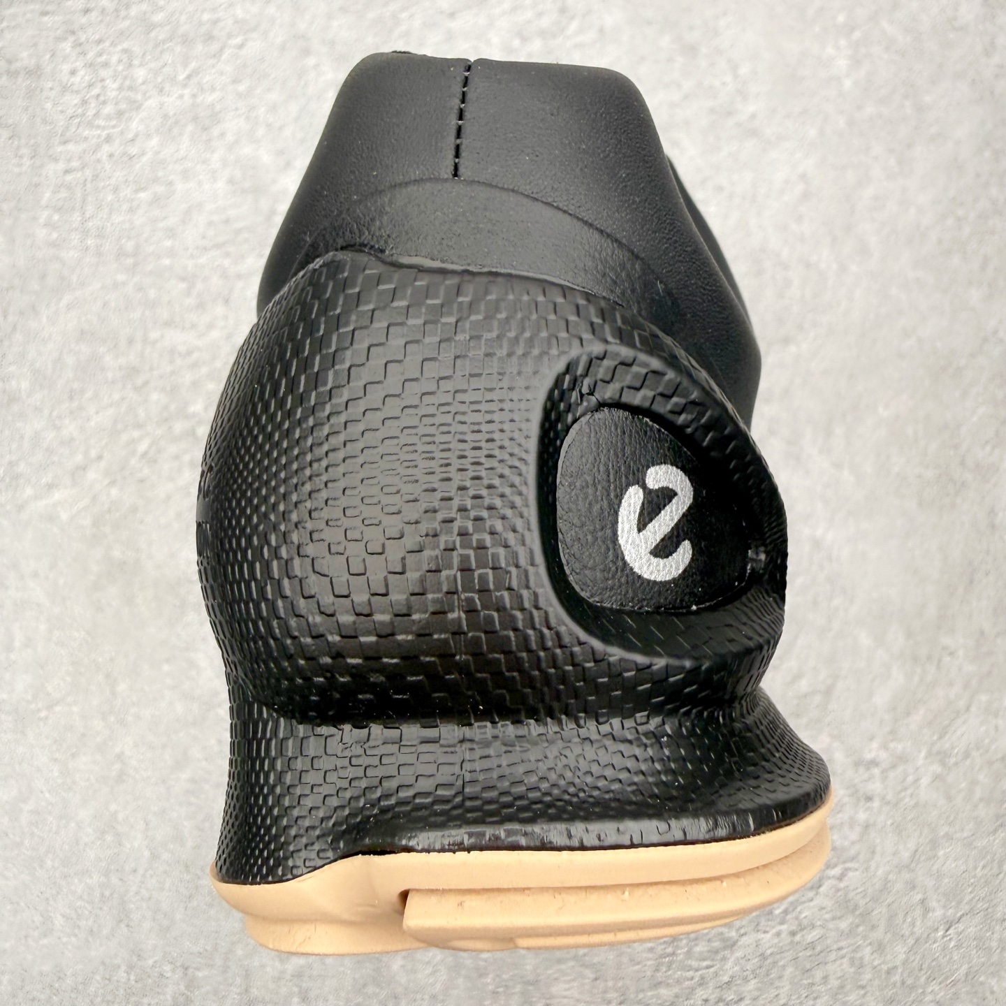 ECCo爱步 Biom C Trail 时尚简约牛皮减震耐磨低帮休闲跑步鞋 ECCO以三大核心特征为依托