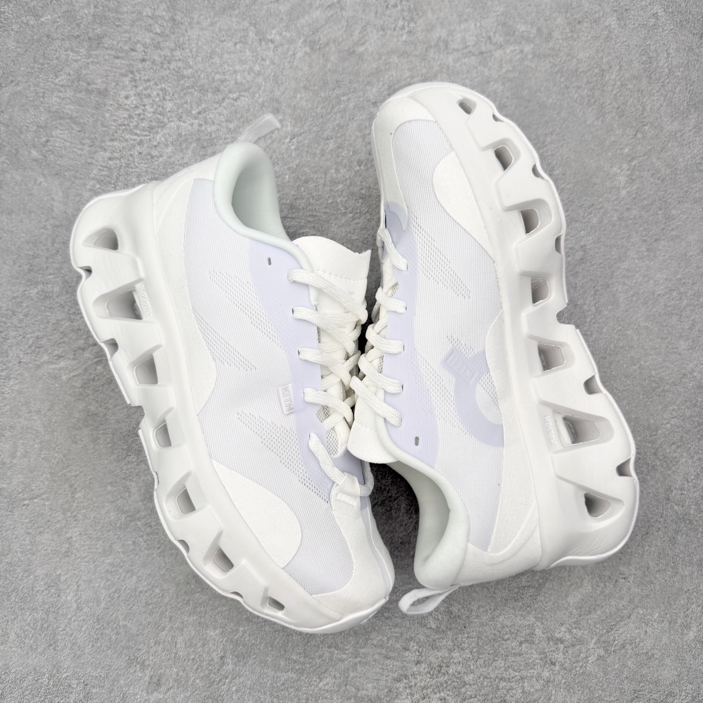 On x KITH K-Tech 1 昂跑舒适贴合透气跑步鞋 黑色四层组合大底 原数据开版这款联名跑鞋采